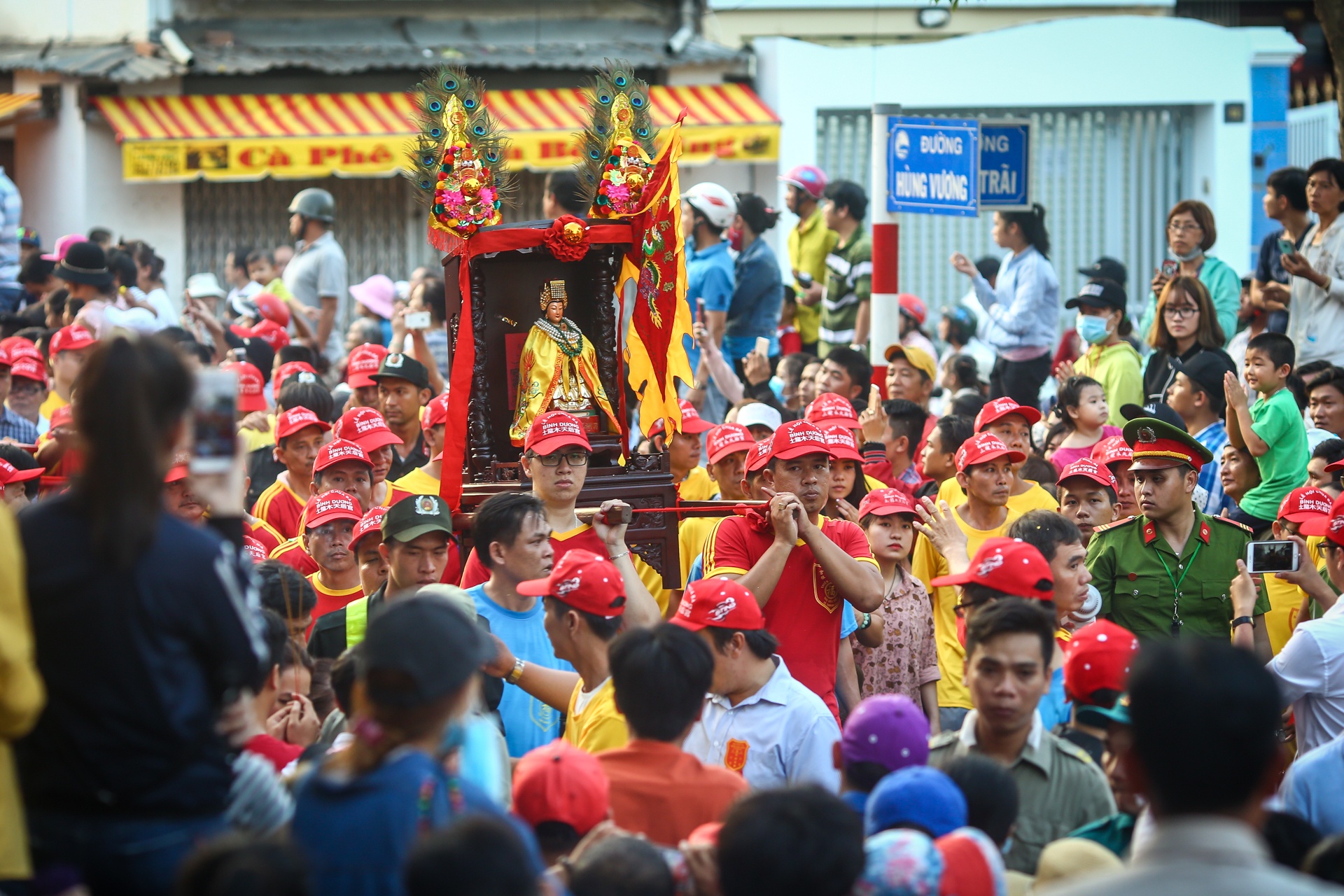 Le ruoc kieu Ba Thien Hau day mau sac tren duong pho Binh Duong hinh anh