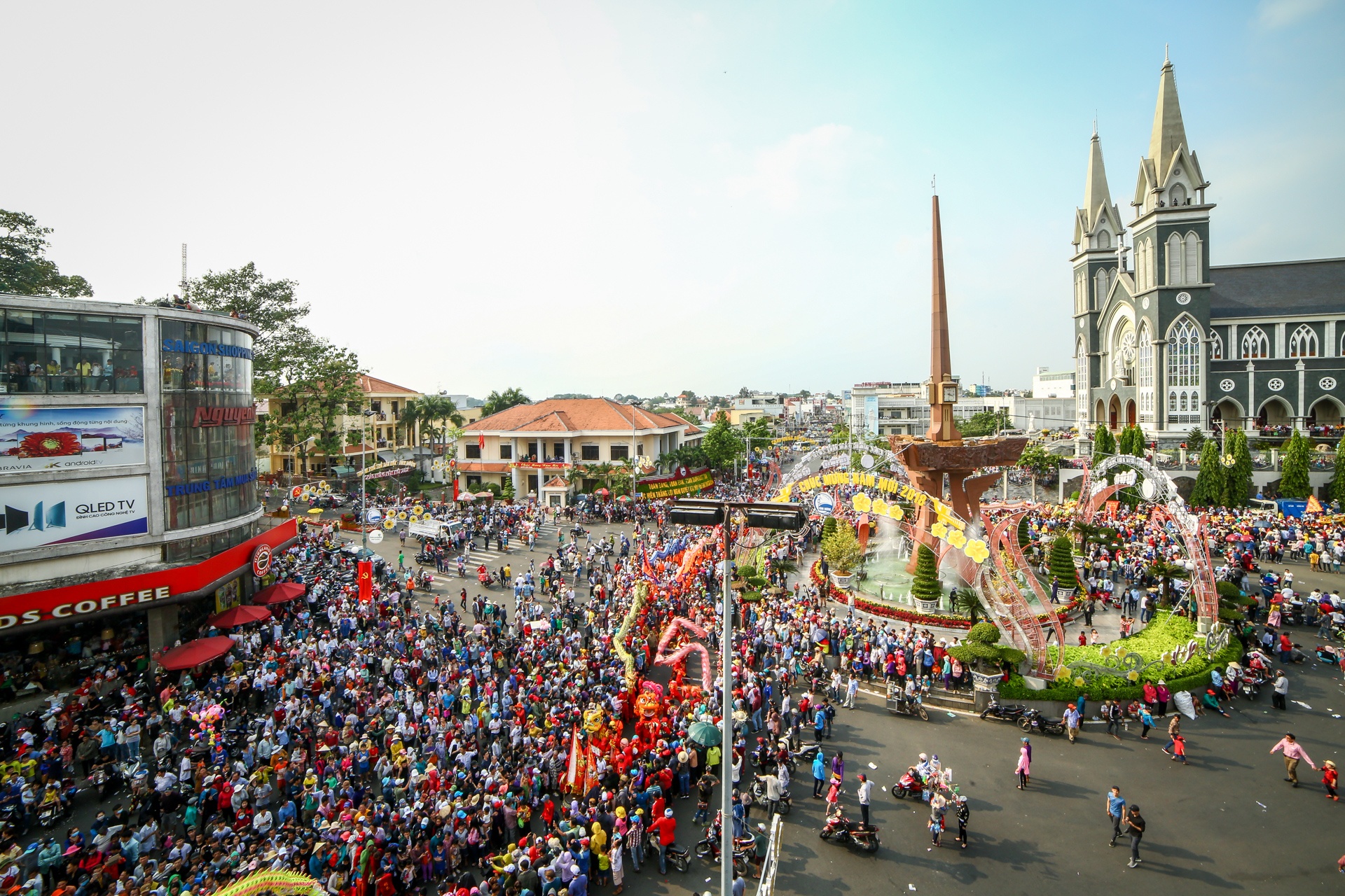 le ruoc kieu ba ruc ro sac mau o binh duong anh 1