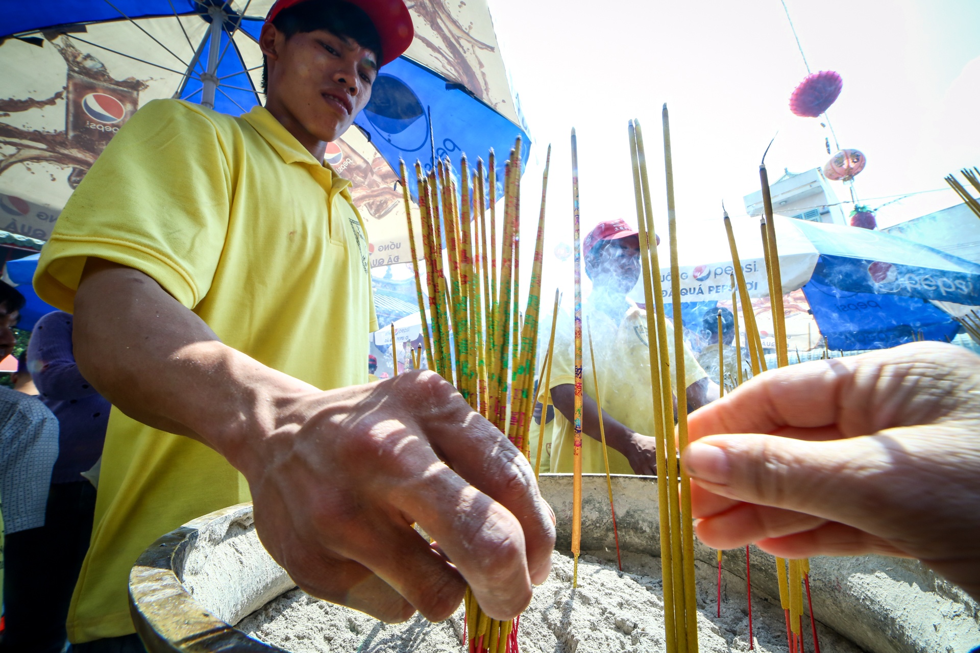 chen chan nghet tho vieng chua ba binh duong anh 2