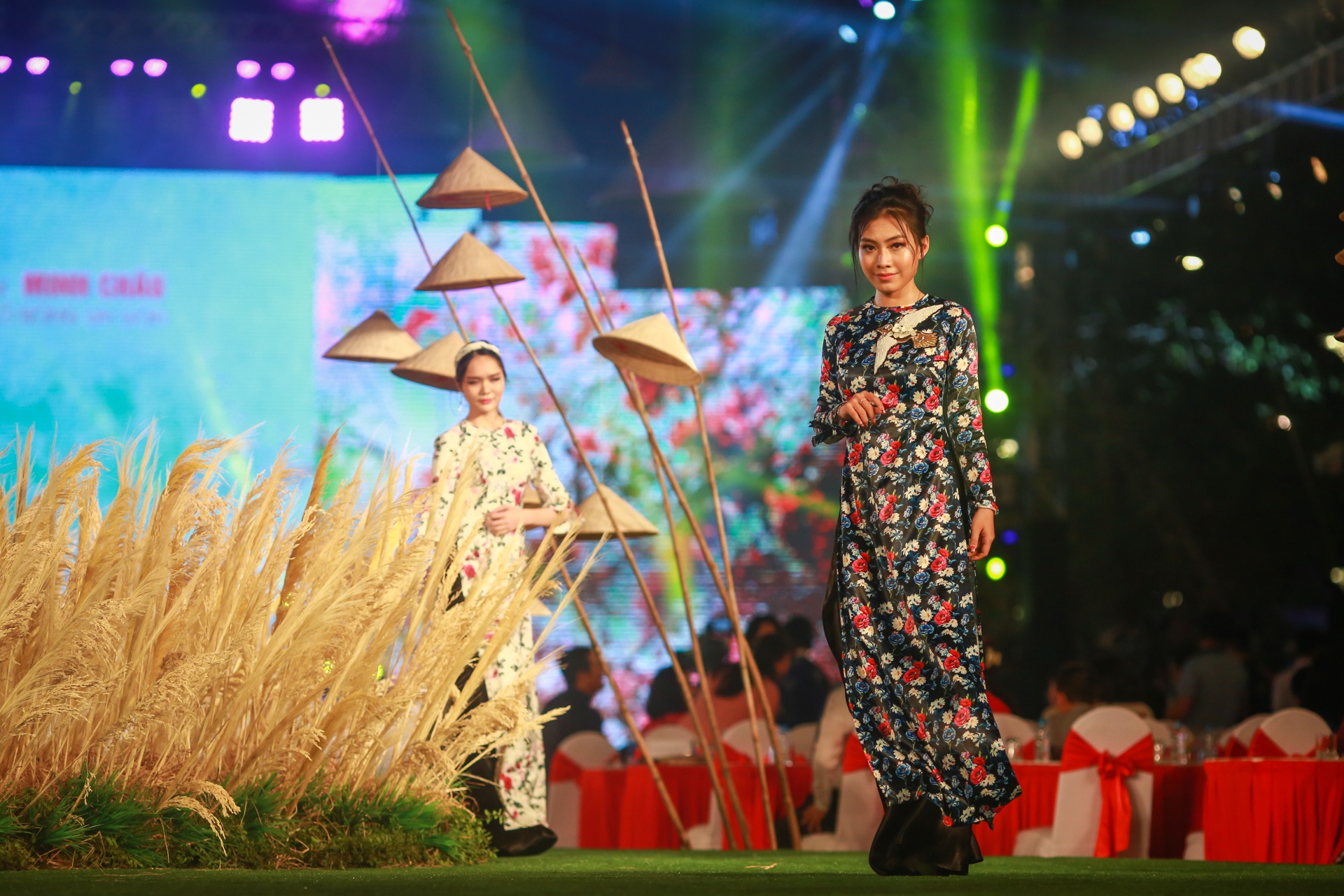 nhieu mau ao dai doc dao tai le khai mac le hoi ao dai tp.hcm anh 11