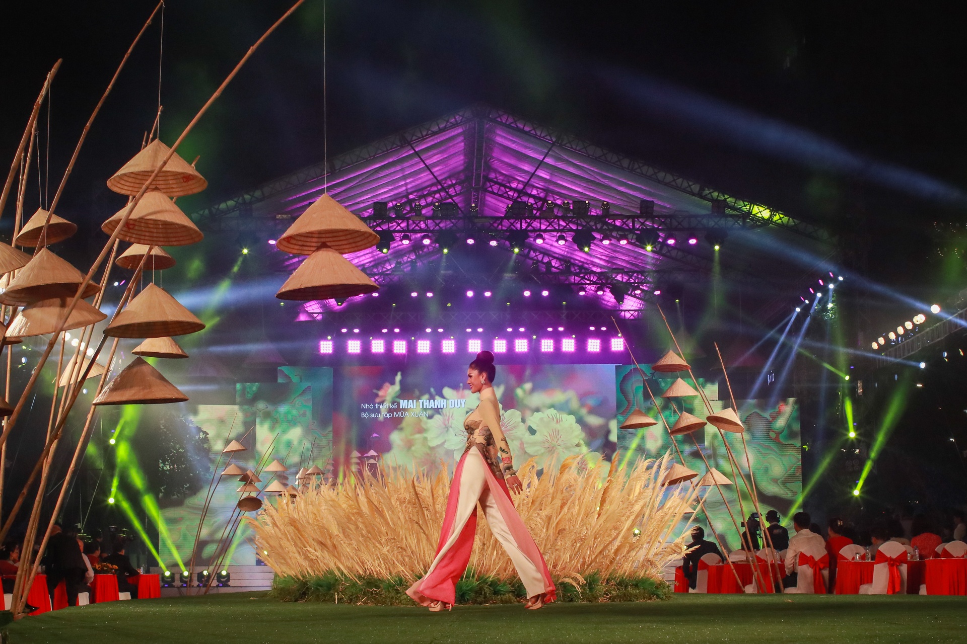 nhieu mau ao dai doc dao tai le khai mac le hoi ao dai tp.hcm anh 9