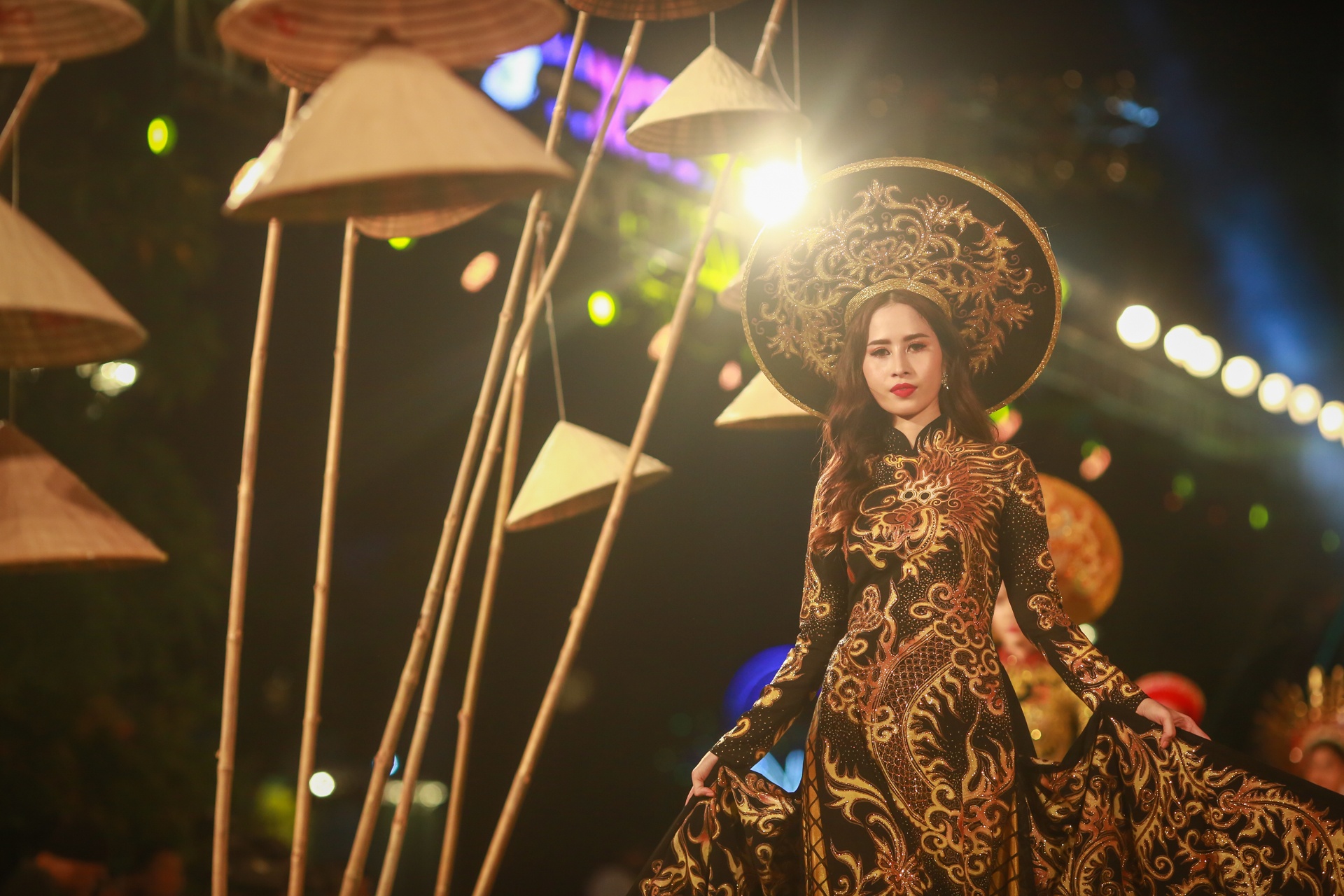 Nhung mau ao dai doc dao trong dem khai mac Le hoi Ao dai TP.HCM hinh anh