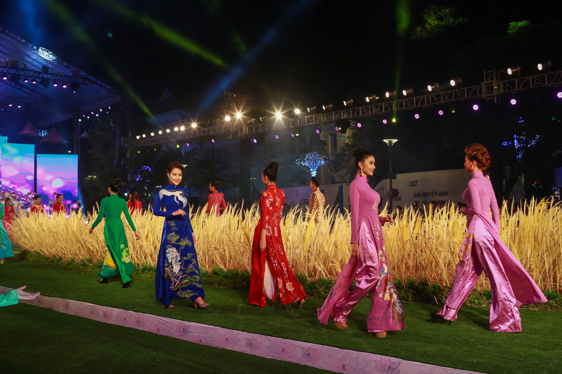 nhieu mau ao dai doc dao tai le khai mac le hoi ao dai tp.hcm anh 1