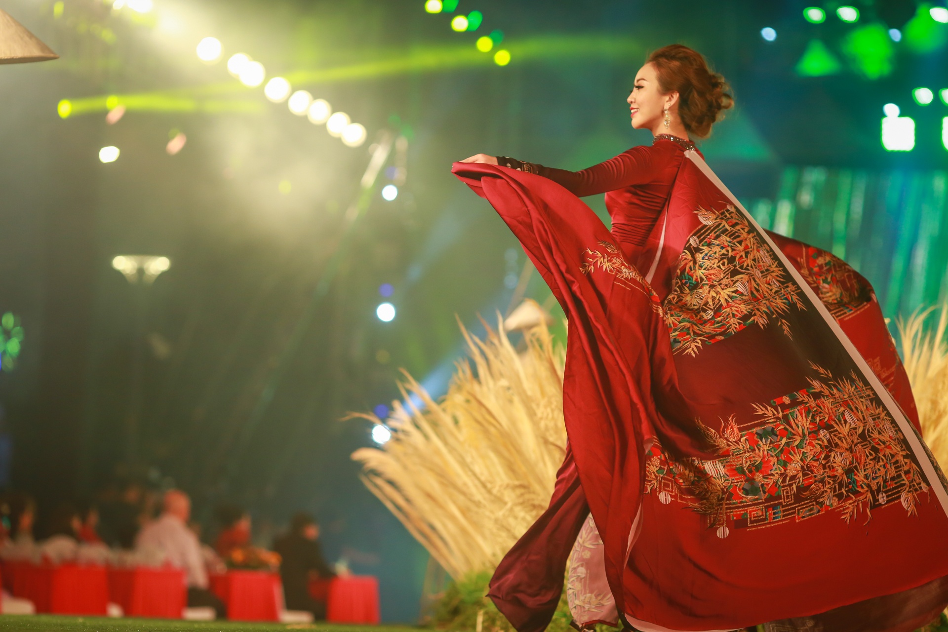 nhieu mau ao dai doc dao tai le khai mac le hoi ao dai tp.hcm anh 12