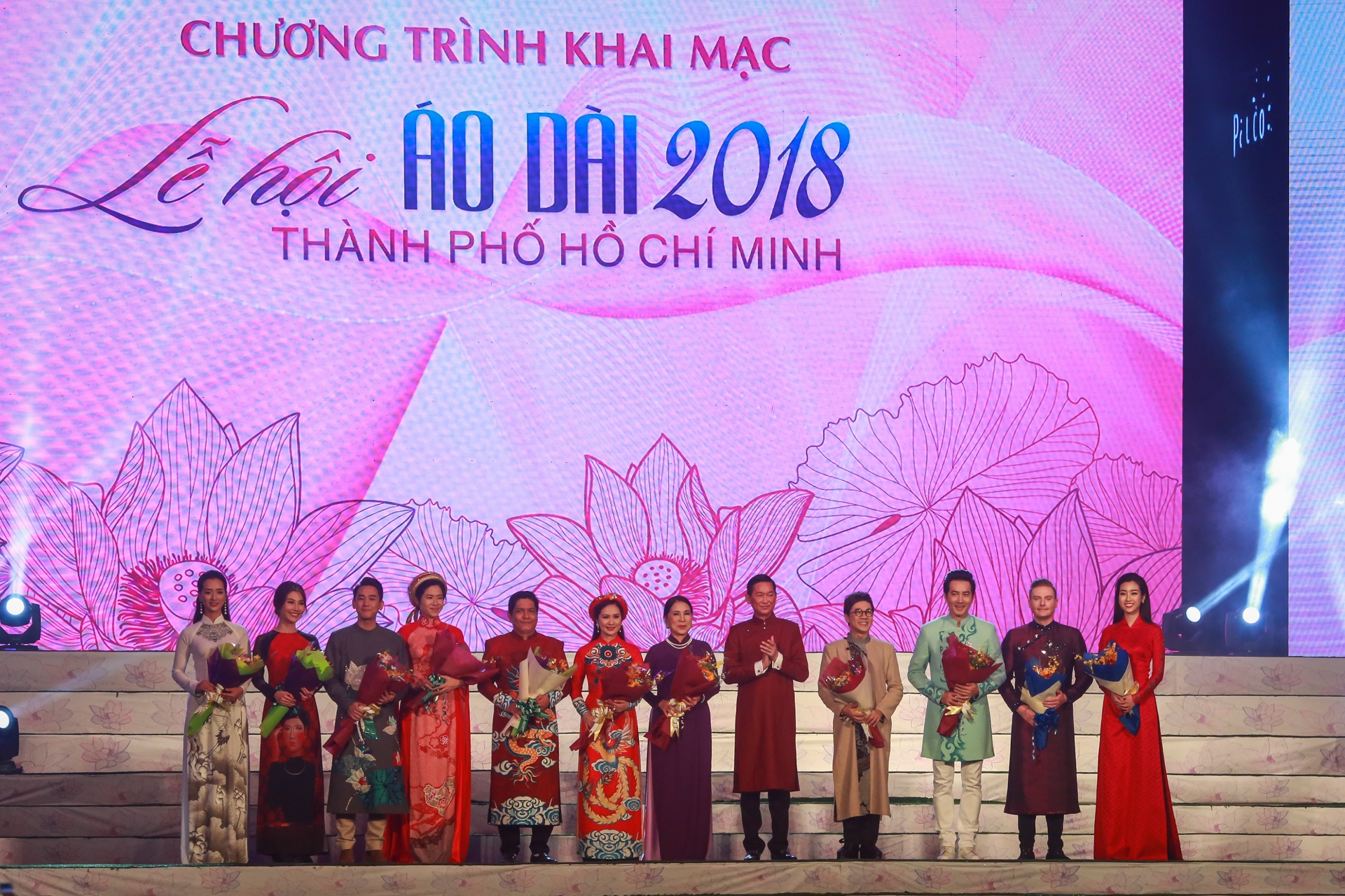 nhieu mau ao dai doc dao tai le khai mac le hoi ao dai tp.hcm anh 2