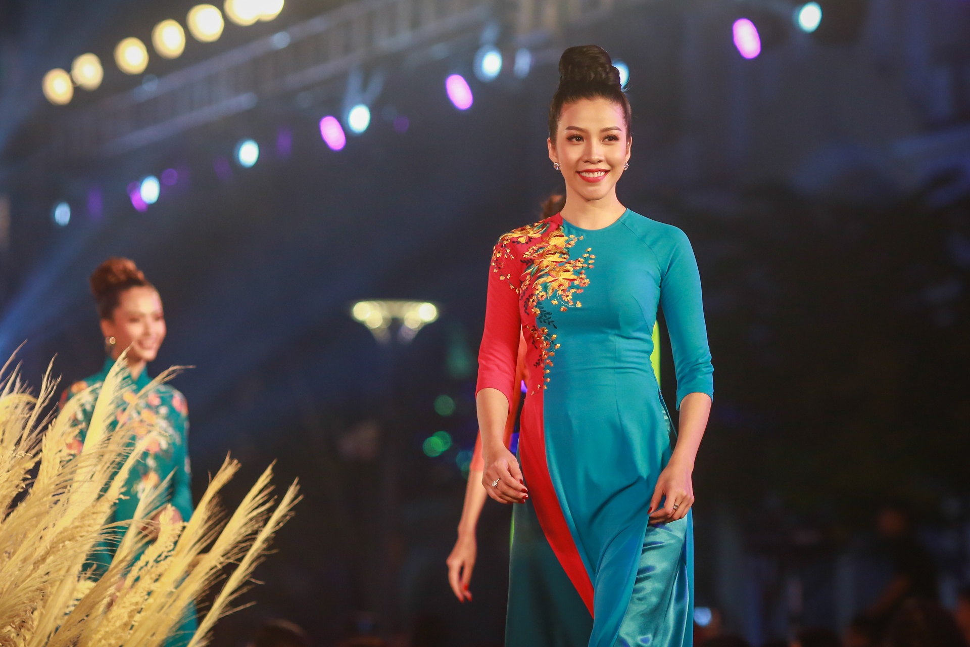 nhieu mau ao dai doc dao tai le khai mac le hoi ao dai tp.hcm anh 5