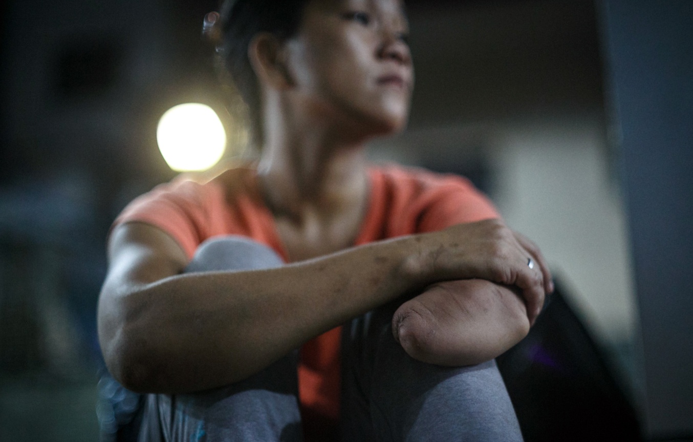 Cuoc muu sinh ben duong ray ga Sai Gon cua nguoi phu nu ve chai hinh anh