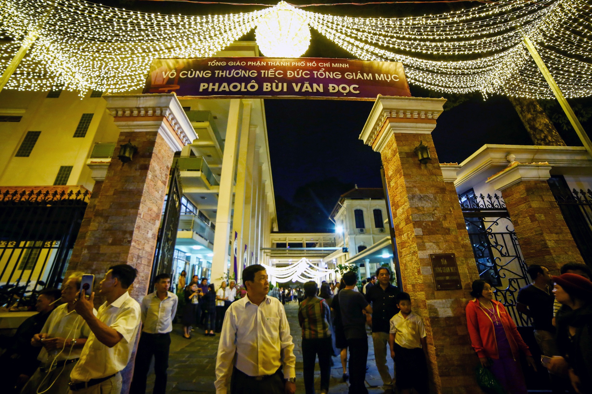 thi hai duc tong giam muc phaolo bui van doc ve den Sai Gon anh 2