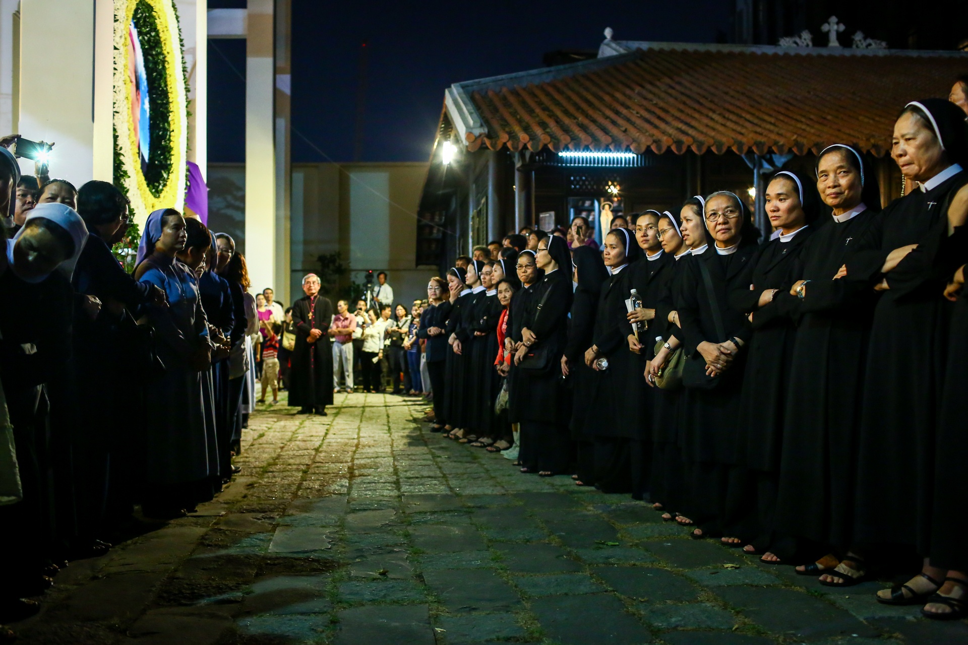 thi hai duc tong giam muc phaolo bui van doc ve den Sai Gon anh 5