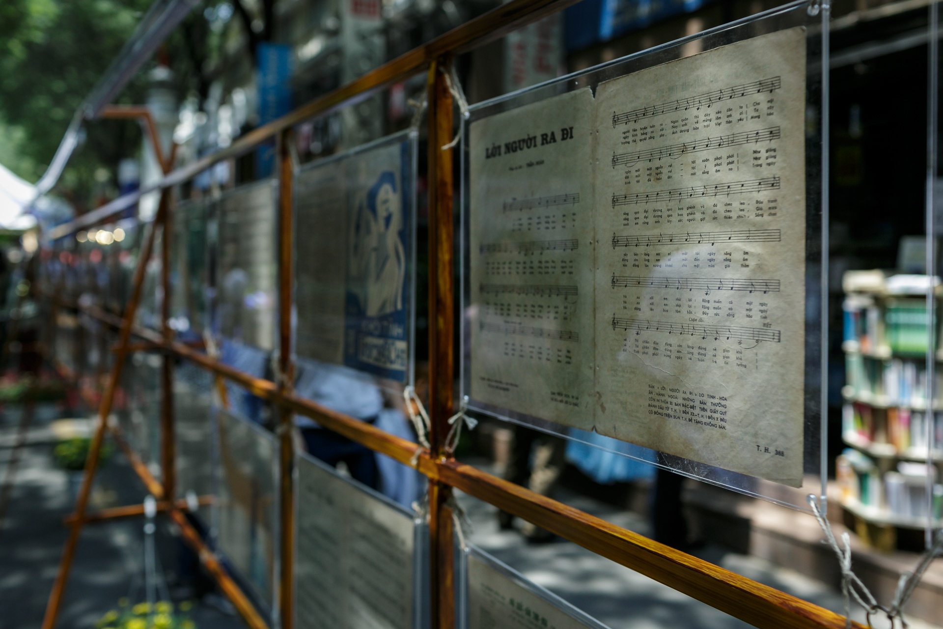 sach xua gom my thuat thanh le quat marelli tai trien lam o duong sach anh 9