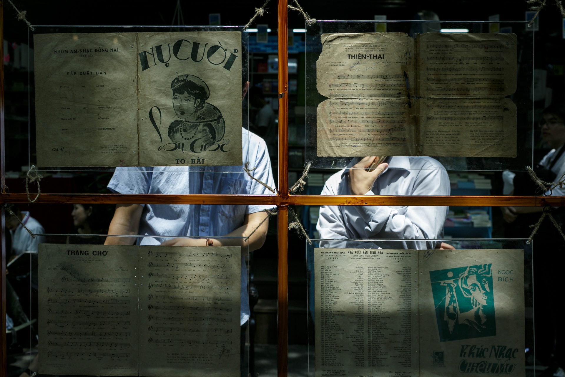 sach xua gom my thuat thanh le quat marelli tai trien lam o duong sach anh 11