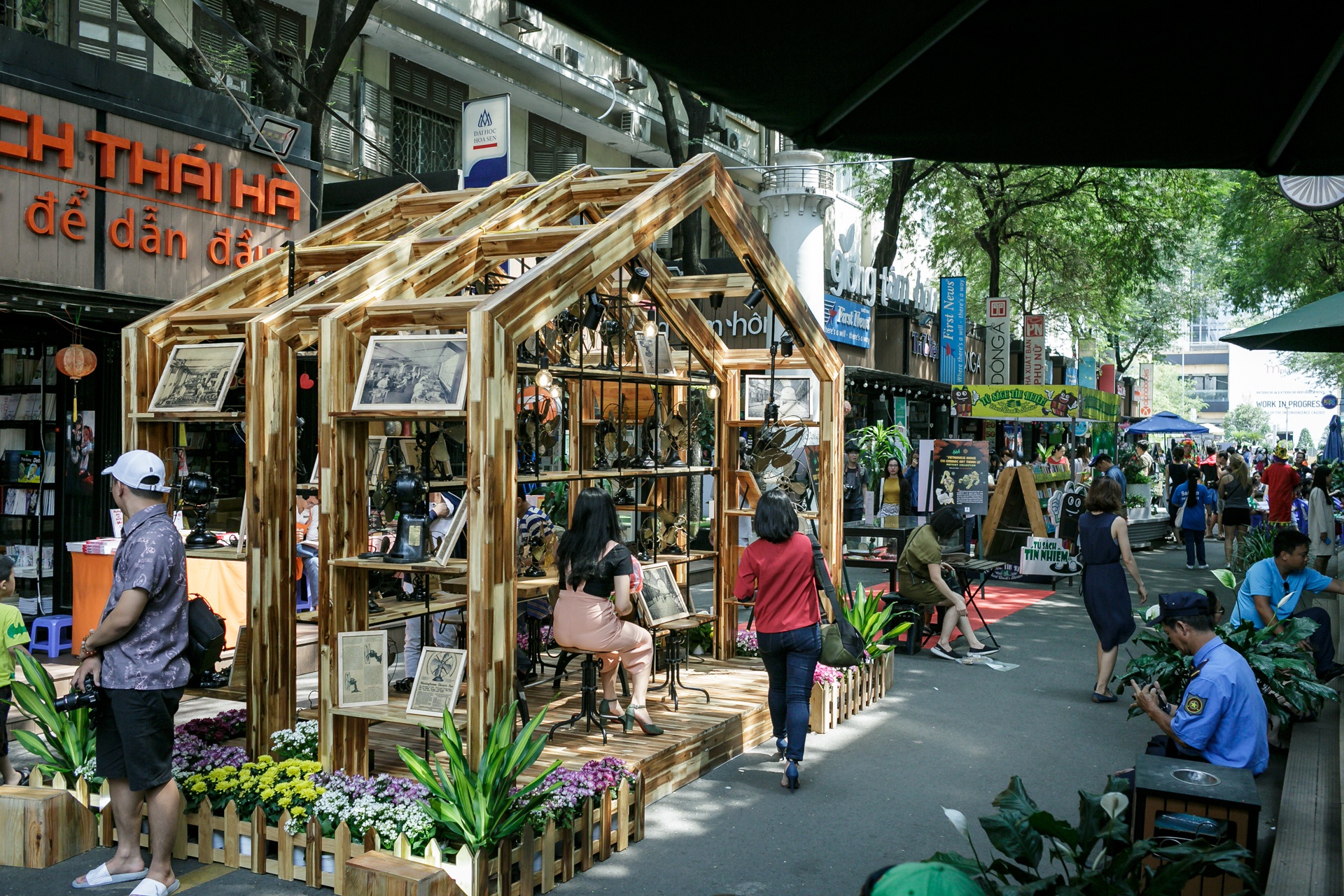 sach xua gom my thuat thanh le quat marelli tai trien lam o duong sach anh 1