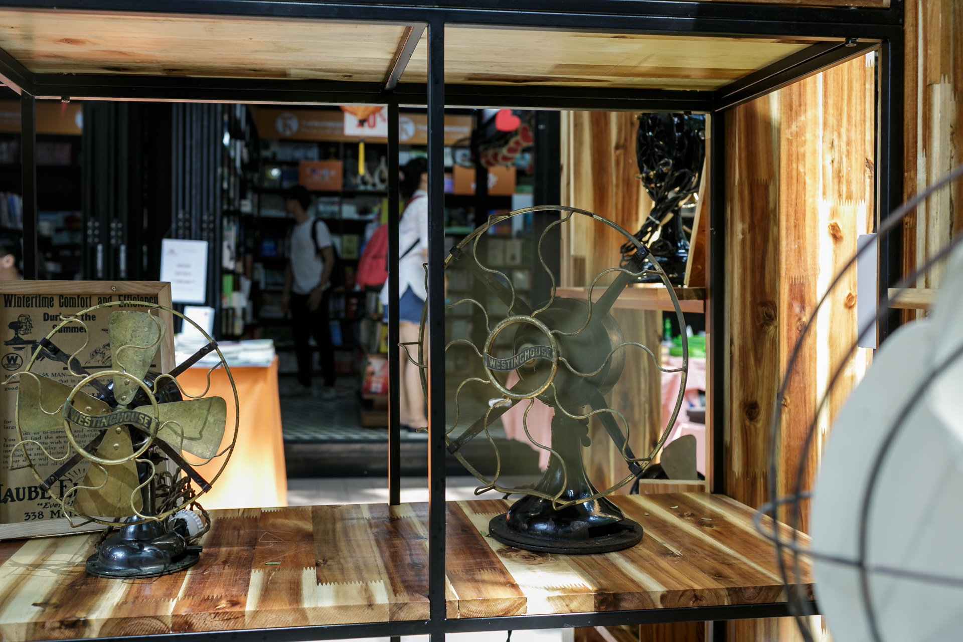 sach xua gom my thuat thanh le quat marelli tai trien lam o duong sach anh 3