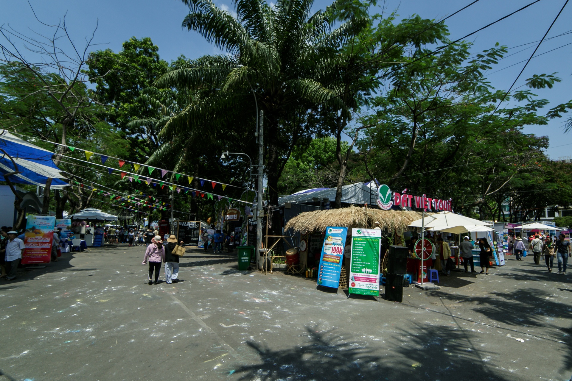 bat chap nang nong,  nhieu nguoi tich cuc san tour gia re tai ngay hoi du lich 2018 anh 1