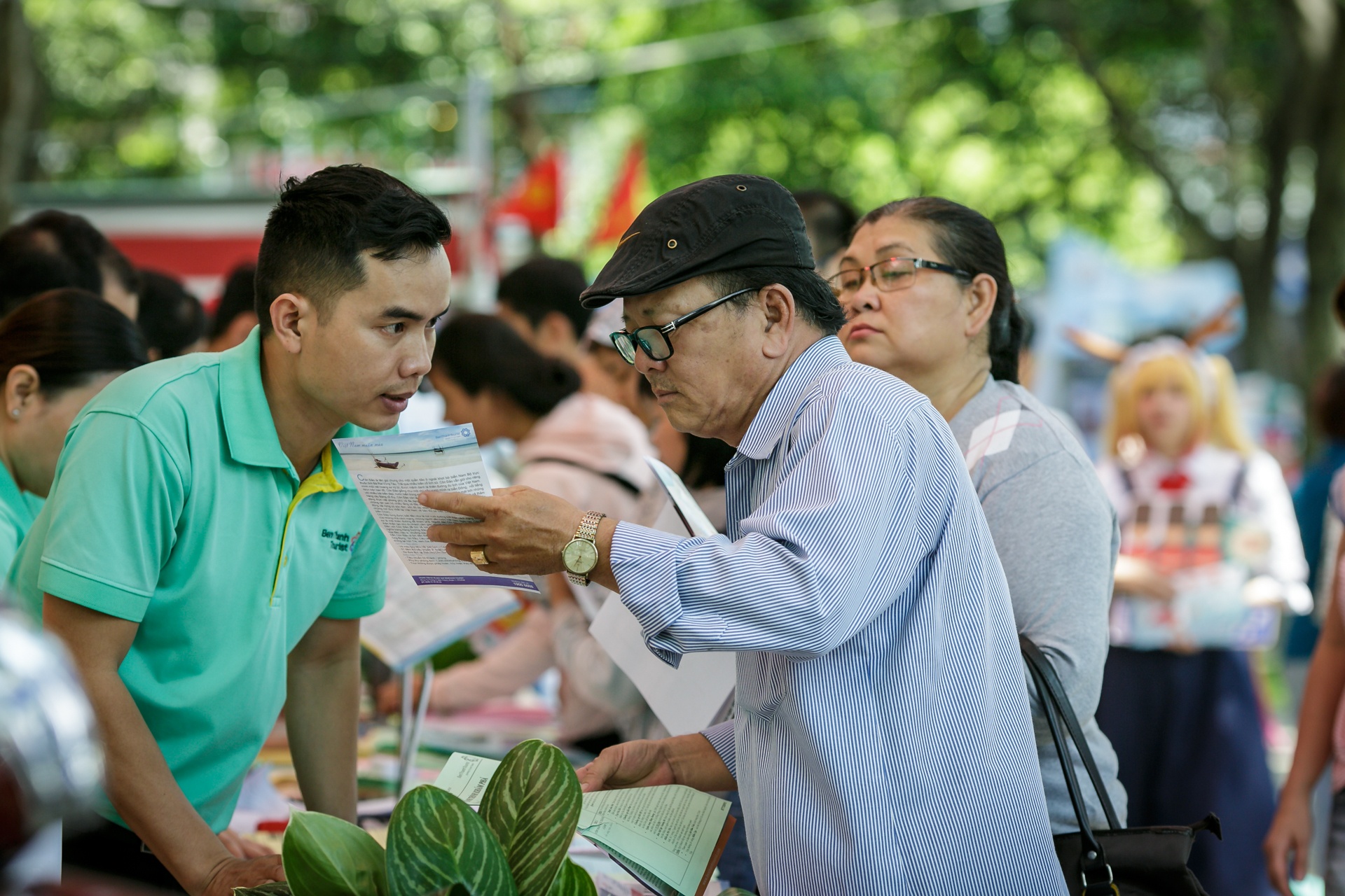 Bat chap nang nong, nhieu nguoi tich cuc san tour gia re tai Sai Gon hinh anh
