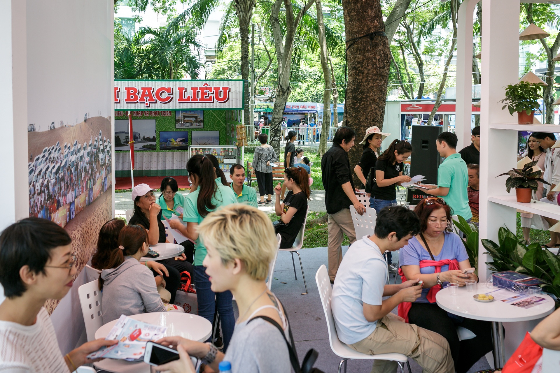 bat chap nang nong,  nhieu nguoi tich cuc san tour gia re tai ngay hoi du lich 2018 anh 8