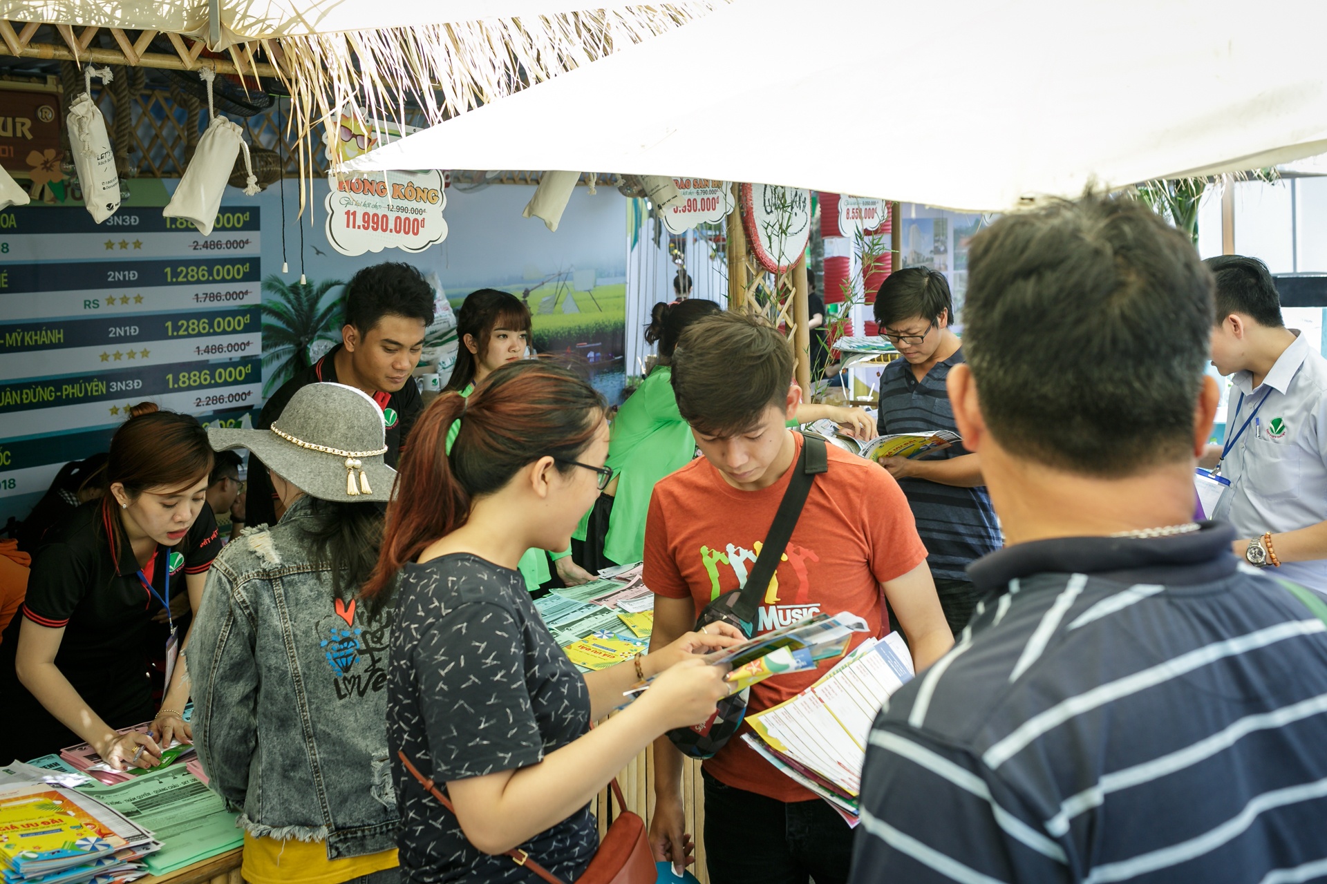 bat chap nang nong,  nhieu nguoi tich cuc san tour gia re tai ngay hoi du lich 2018 anh 2