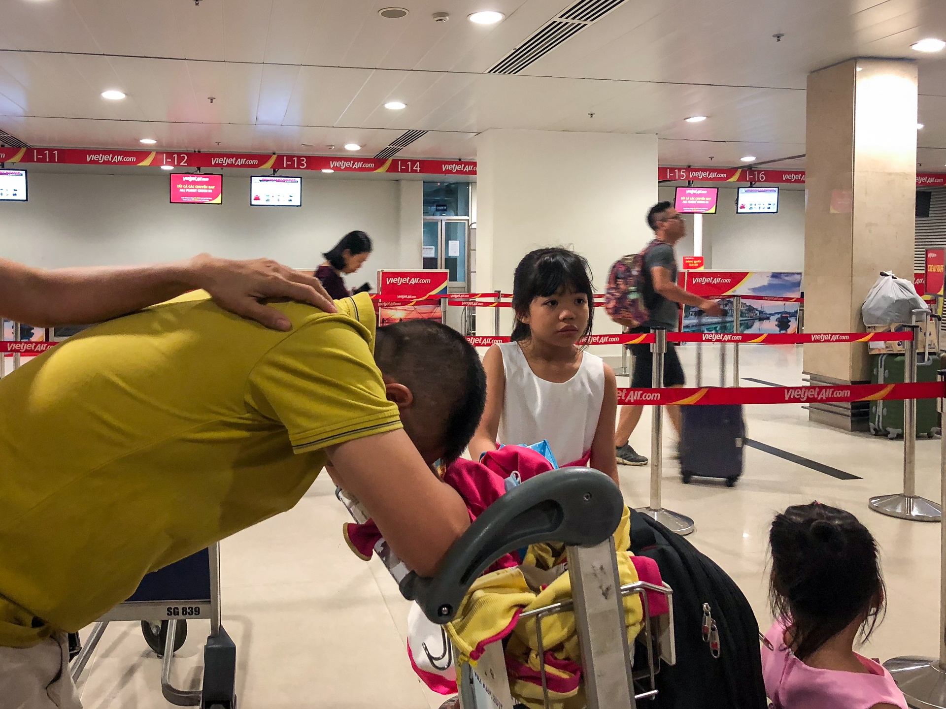 san bay tan son nhat dong nghit nguoi ngay ngay dau nghi le anh 6