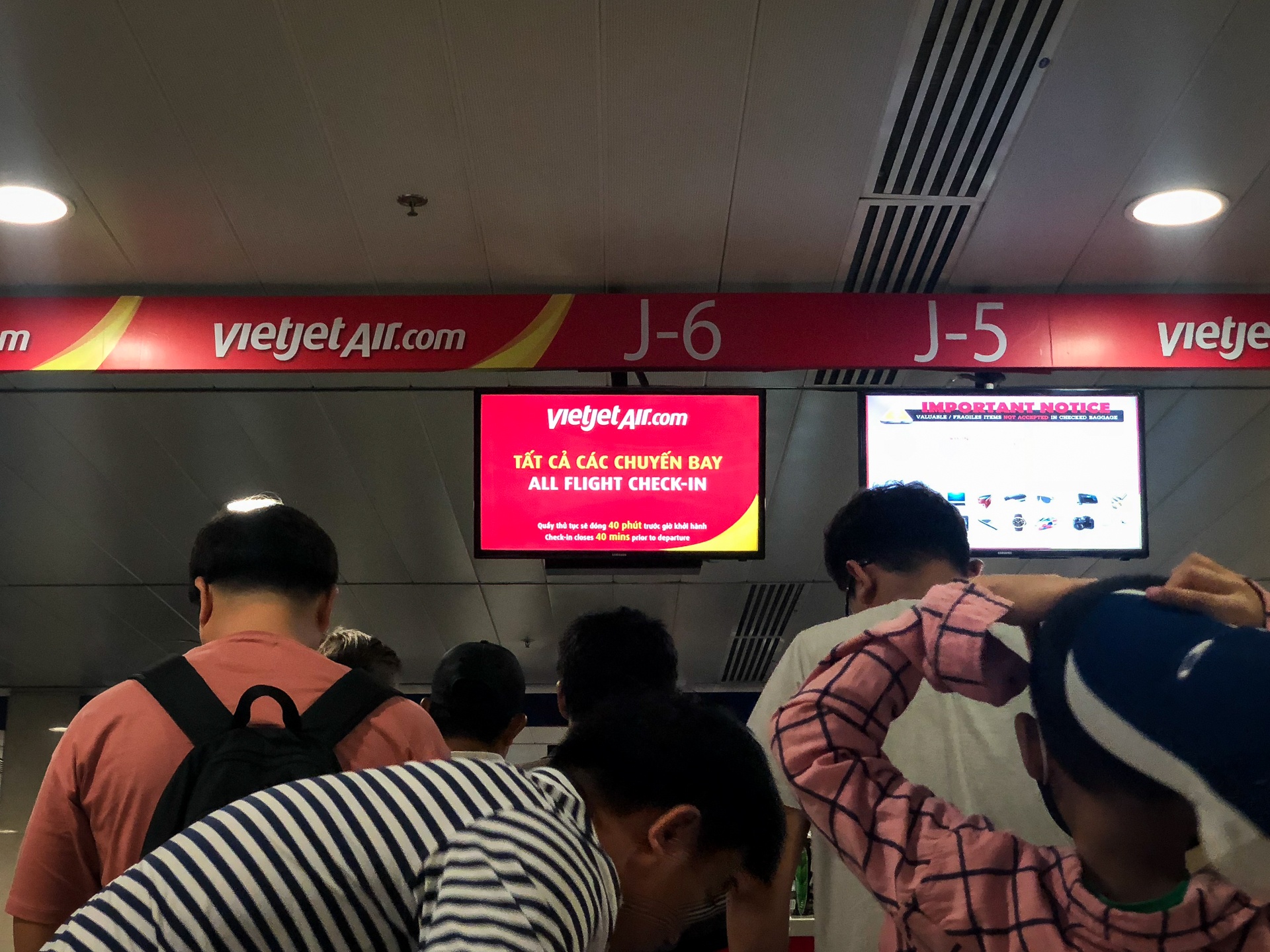 san bay tan son nhat dong nghit nguoi ngay ngay dau nghi le anh 12