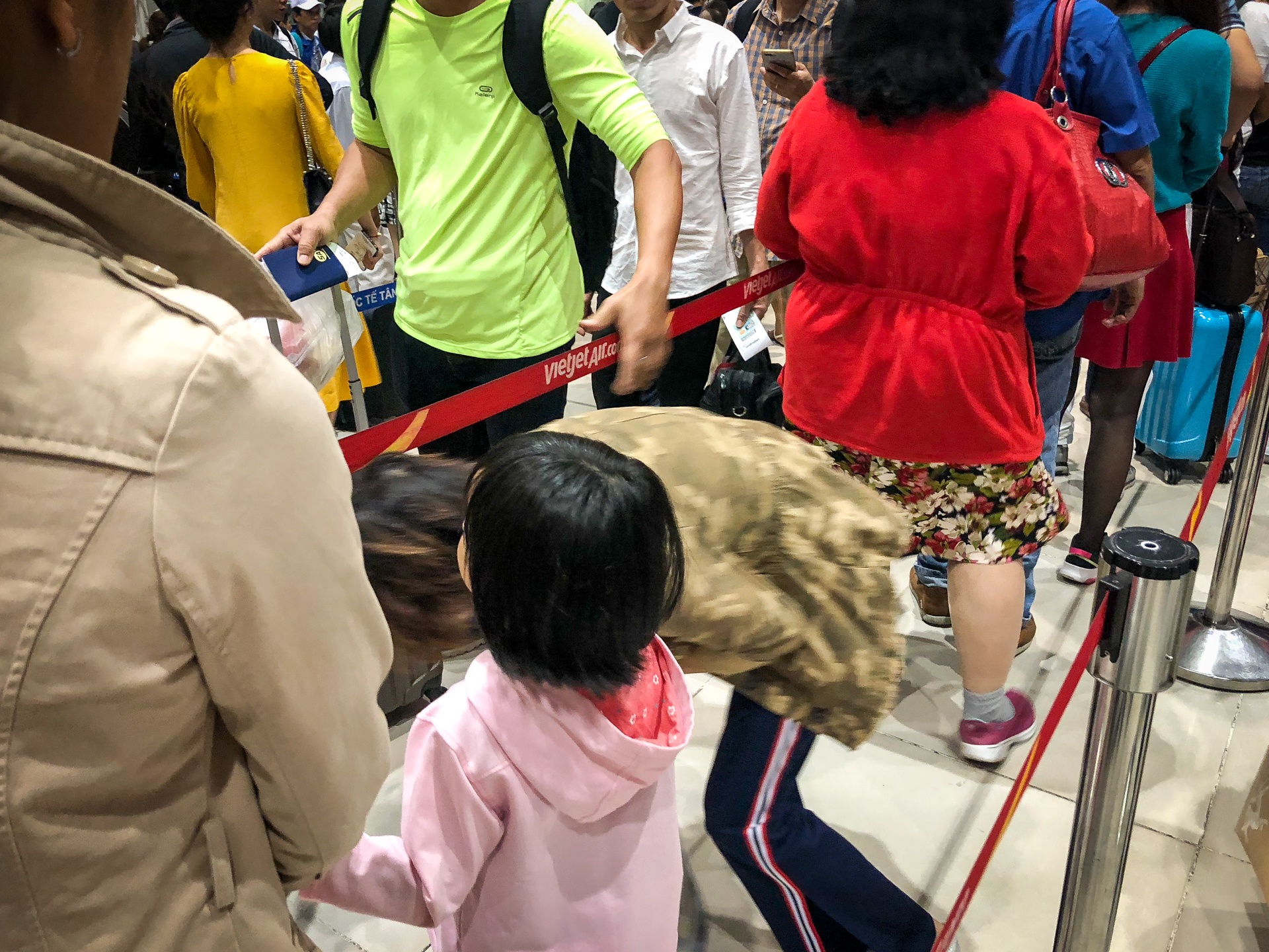 san bay tan son nhat dong nghit nguoi ngay ngay dau nghi le anh 11