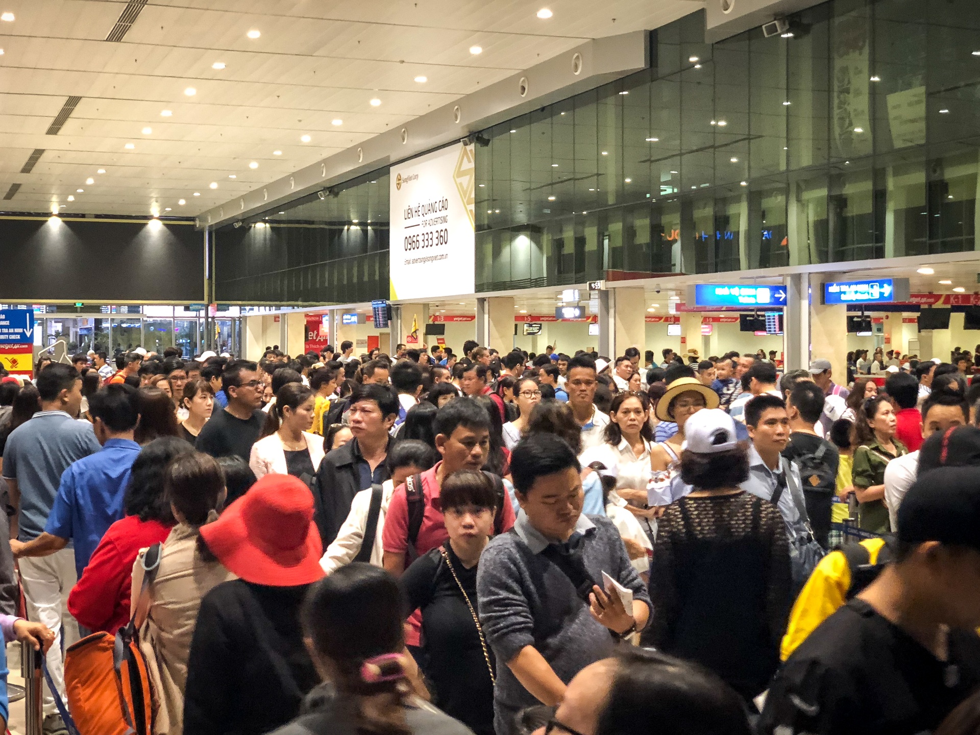 san bay tan son nhat dong nghit nguoi ngay ngay dau nghi le anh 2