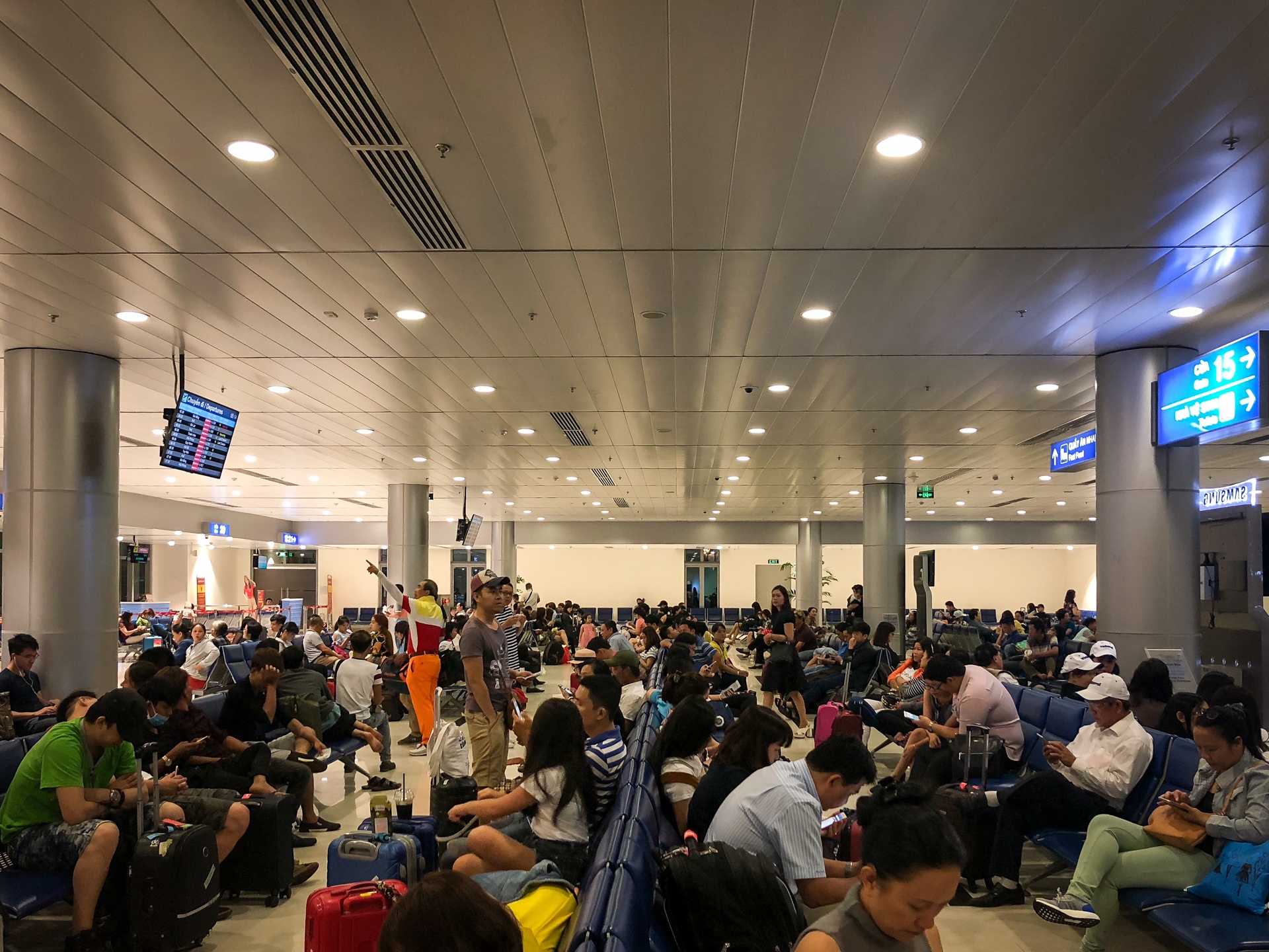 san bay tan son nhat dong nghit nguoi ngay ngay dau nghi le anh 14