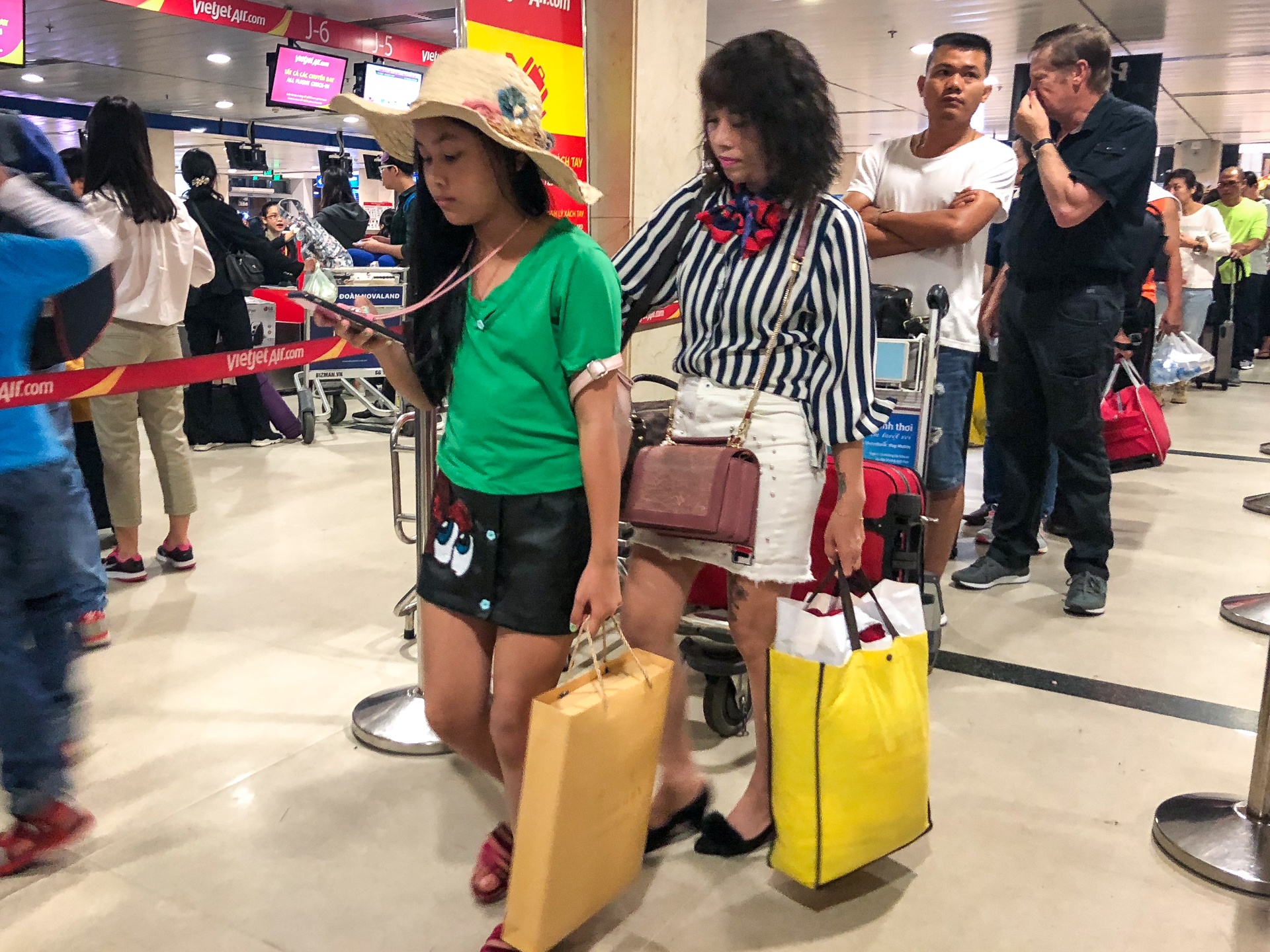 san bay tan son nhat dong nghit nguoi ngay ngay dau nghi le anh 3