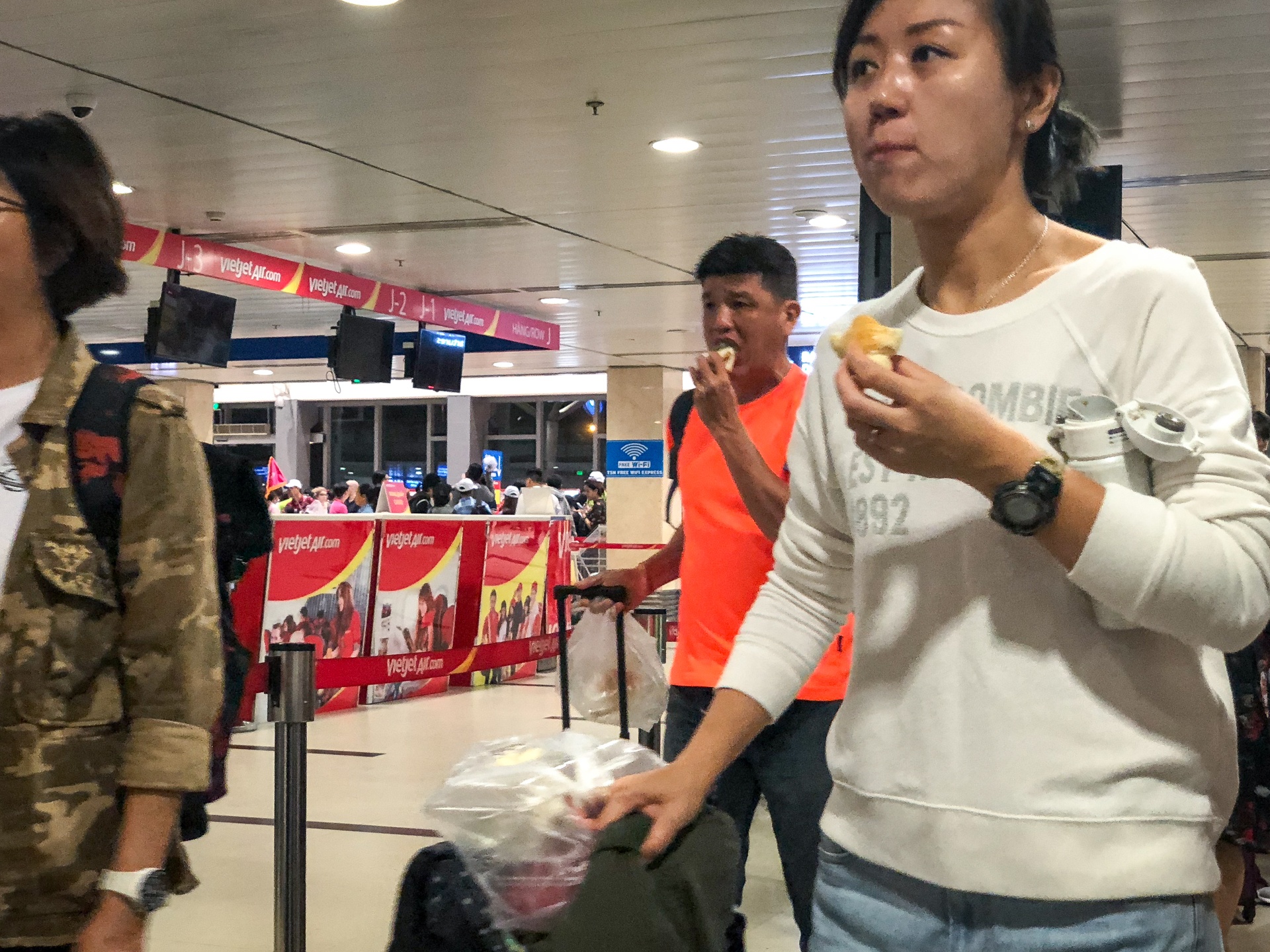 san bay tan son nhat dong nghit nguoi ngay ngay dau nghi le anh 7