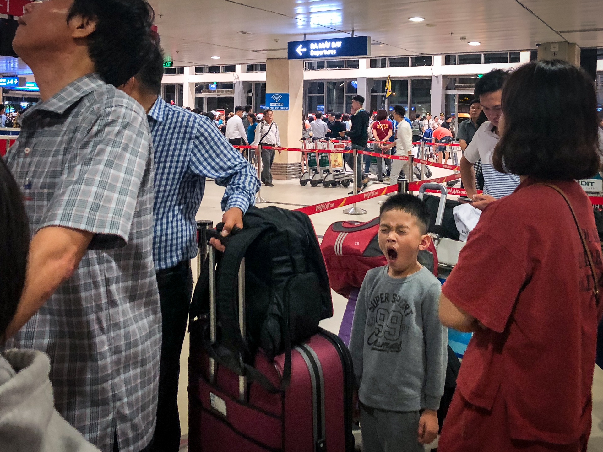 san bay tan son nhat dong nghit nguoi ngay ngay dau nghi le anh 4