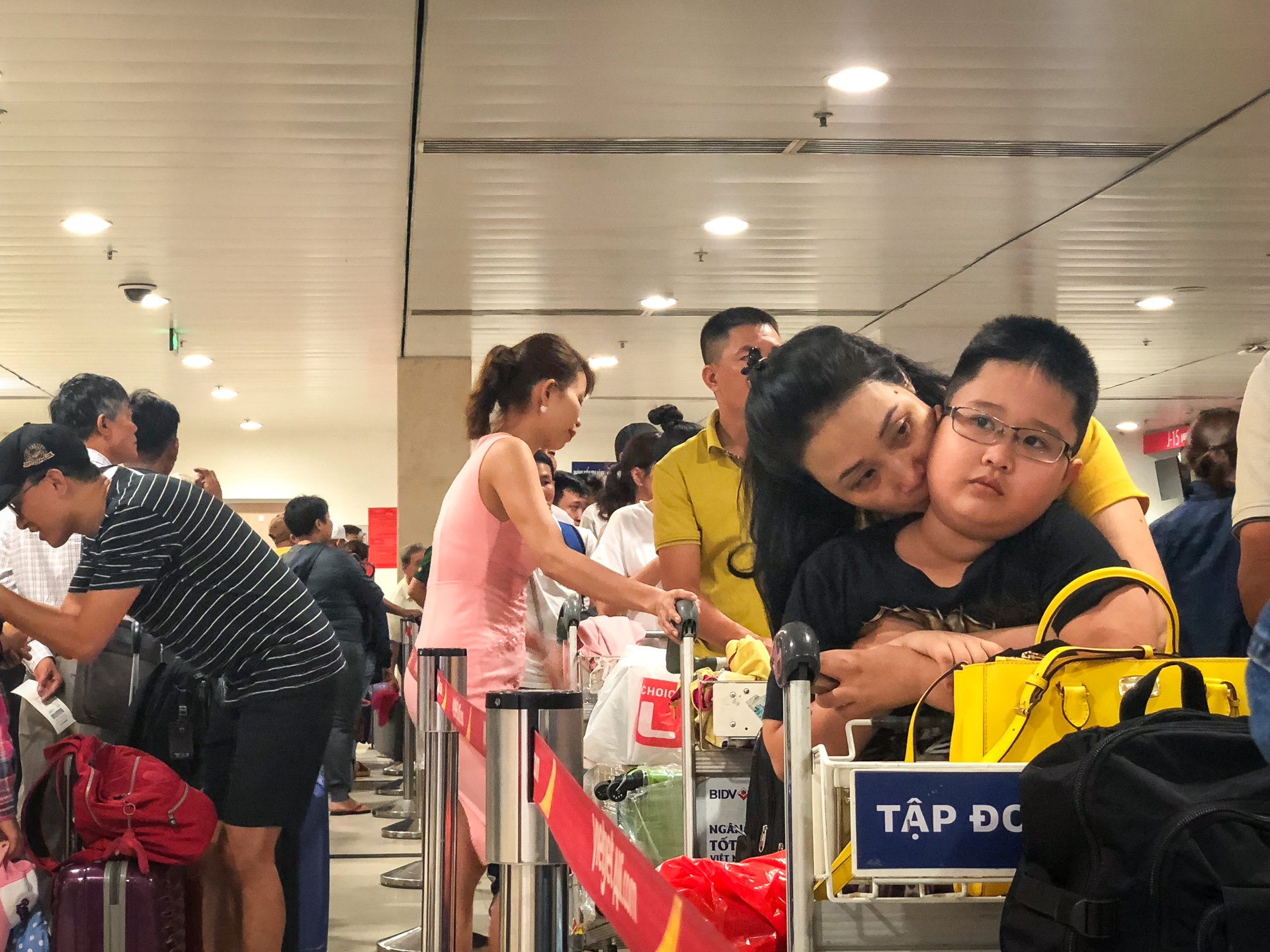 san bay tan son nhat dong nghit nguoi ngay ngay dau nghi le anh 9