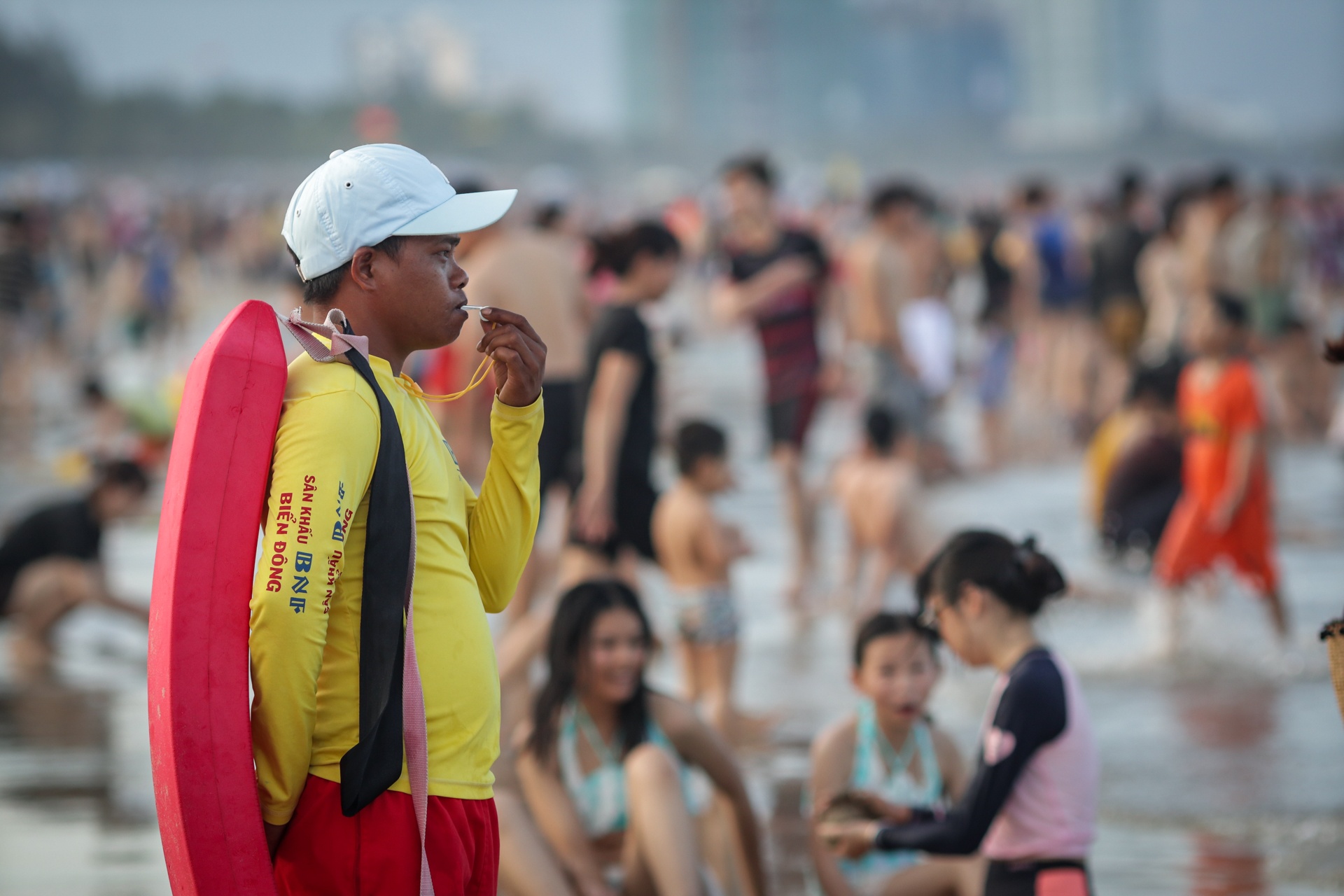 Bai bien Da Nang dong nghit chieu cuoi ky nghi le hinh anh