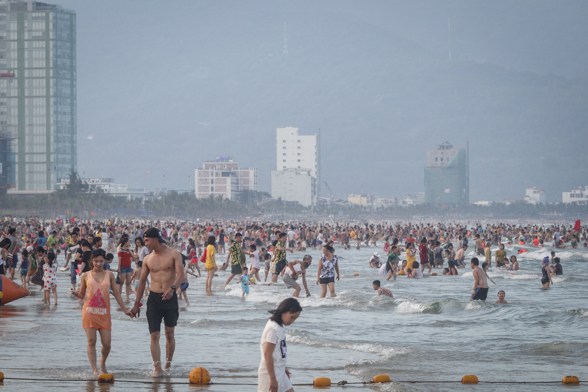 du khach dong nghit bien da nang trong ngay nghi le cuoi cung anh 1
