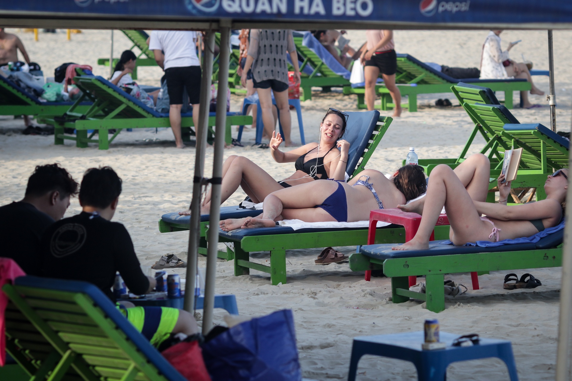 du khach dong nghit bien da nang trong ngay nghi le cuoi cung anh 8