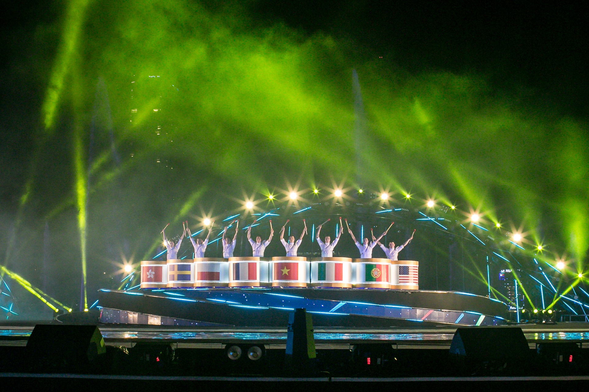 tung duong,  thao trang dot chay san khau dem khai mac le hoi phao hoa da nang anh 2