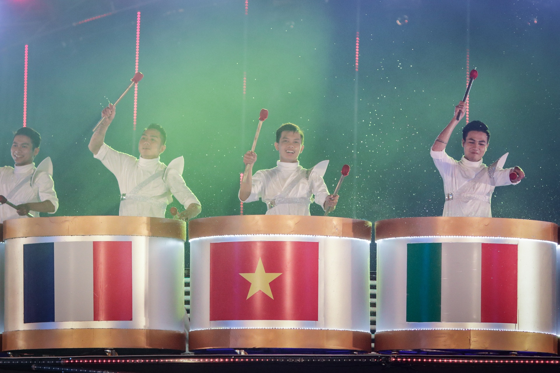 tung duong,  thao trang dot chay san khau dem khai mac le hoi phao hoa da nang anh 4