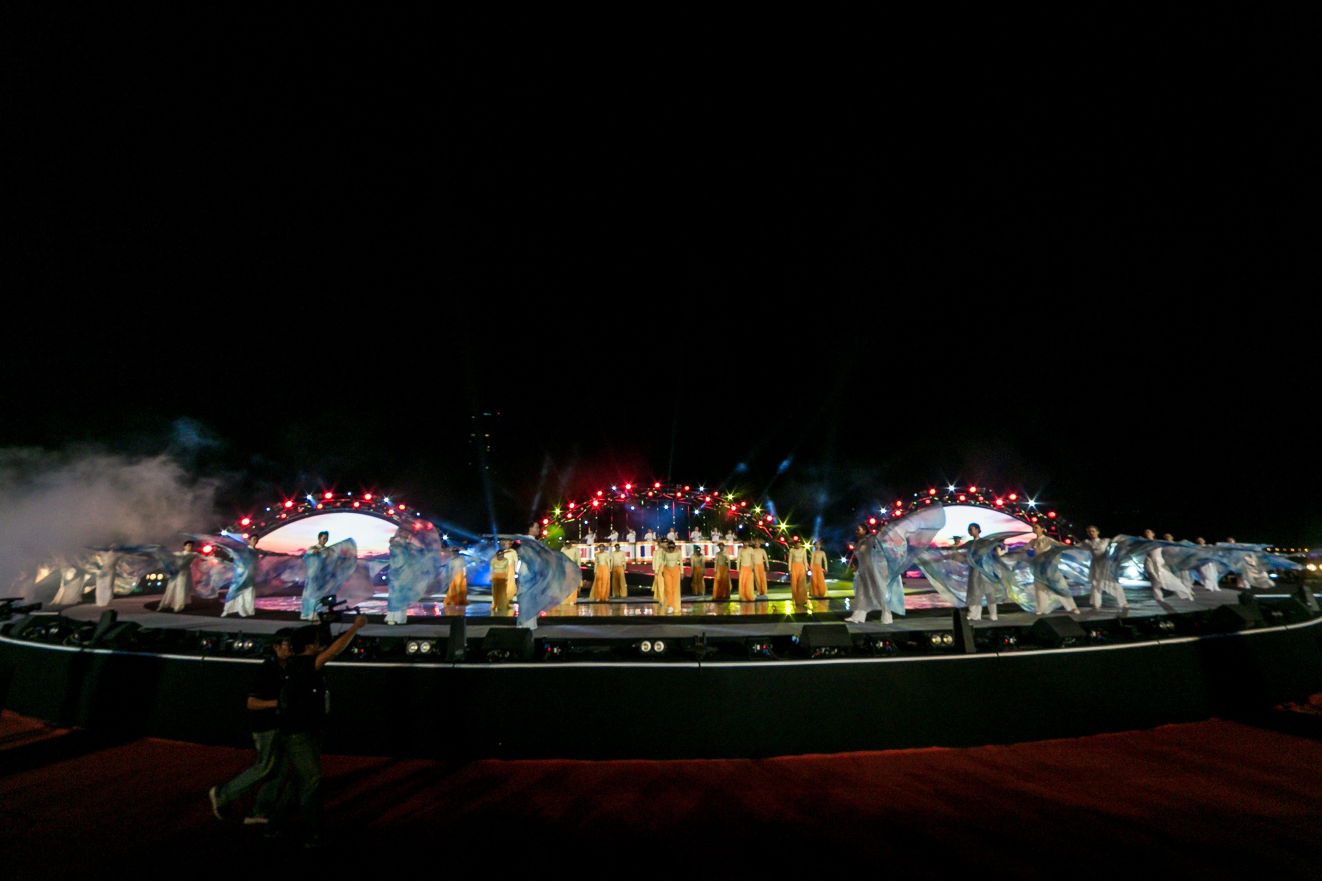 tung duong,  thao trang dot chay san khau dem khai mac le hoi phao hoa da nang anh 1