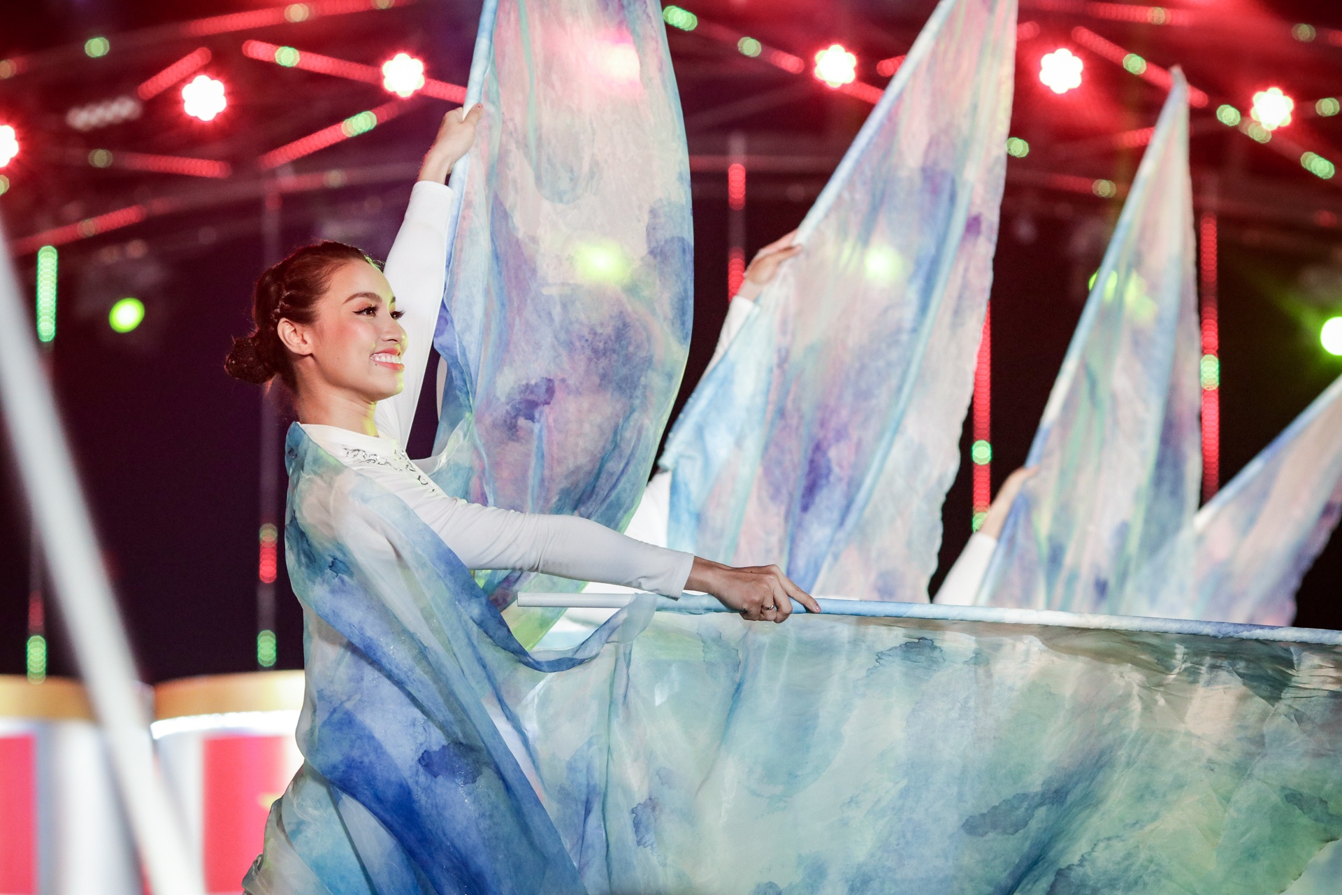 tung duong,  thao trang dot chay san khau dem khai mac le hoi phao hoa da nang anh 5