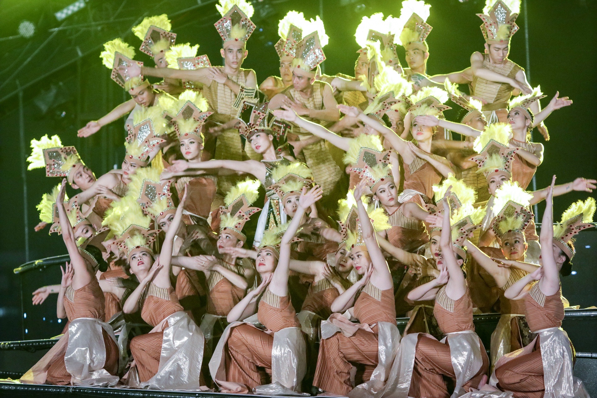 tung duong,  thao trang dot chay san khau dem khai mac le hoi phao hoa da nang anh 8