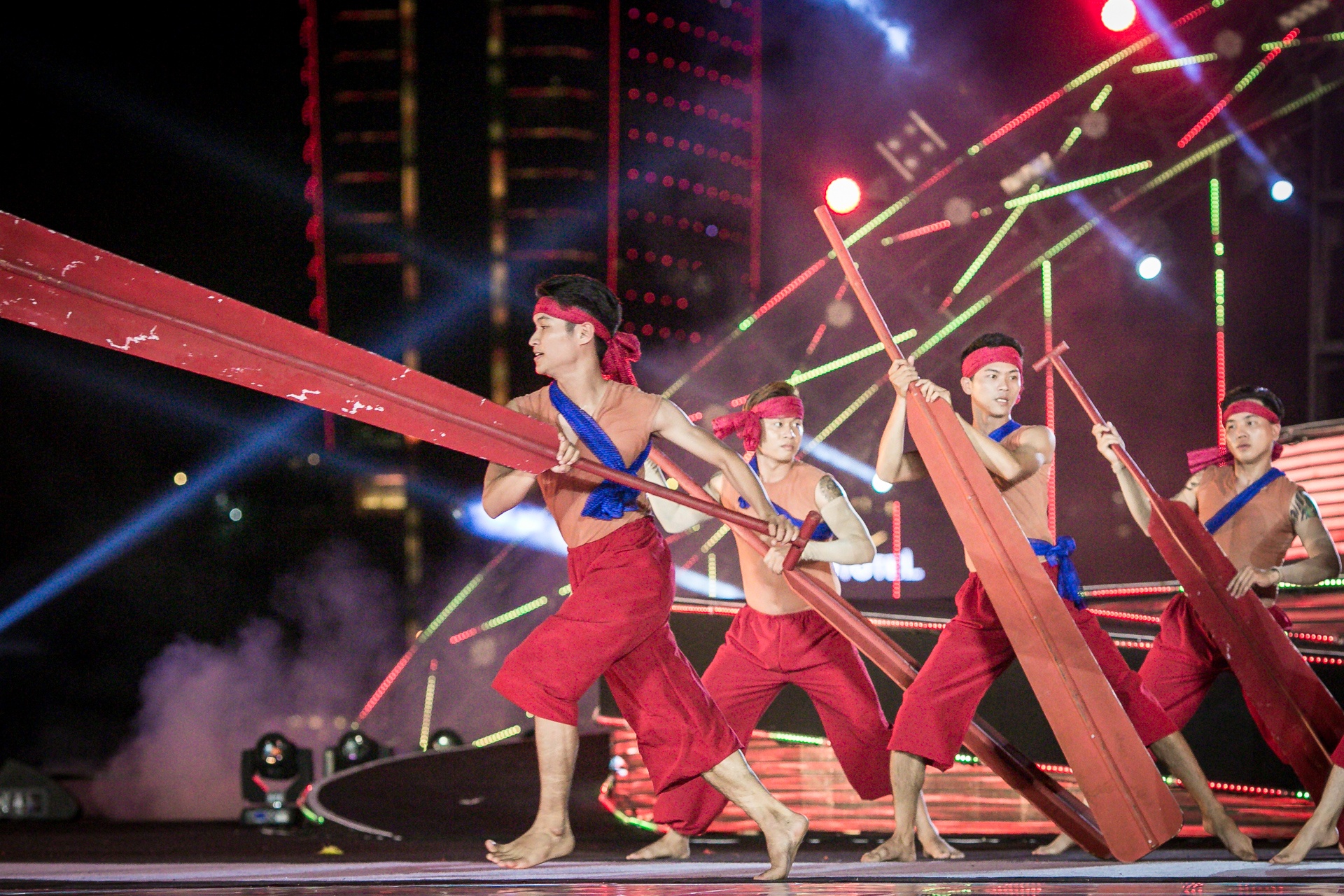 tung duong,  thao trang dot chay san khau dem khai mac le hoi phao hoa da nang anh 10