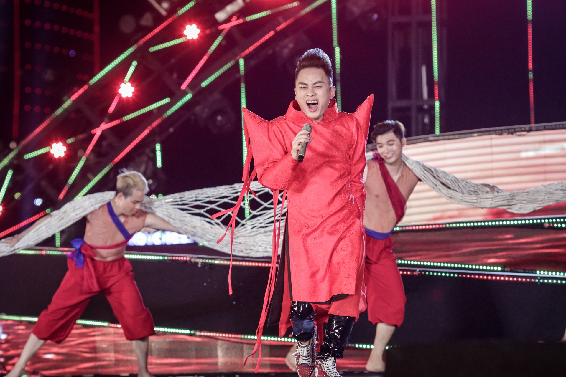 tung duong,  thao trang dot chay san khau dem khai mac le hoi phao hoa da nang anh 9