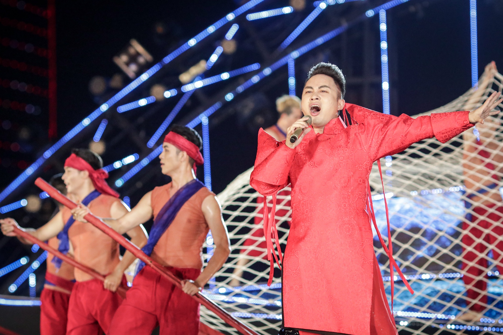 Tung Duong, Thao Trang khuay dong dem khai mac le hoi phao hoa hinh anh