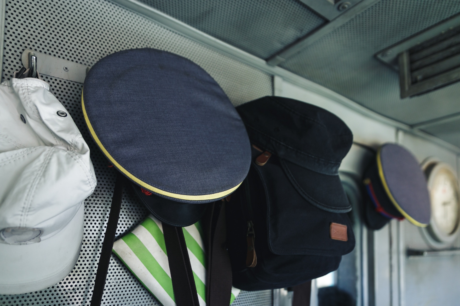 cuộc sống bên trong cabin đầu máy tàu hỏa ảnh 26 cuoc song ben trong cabin dau may tau hoa anh 26