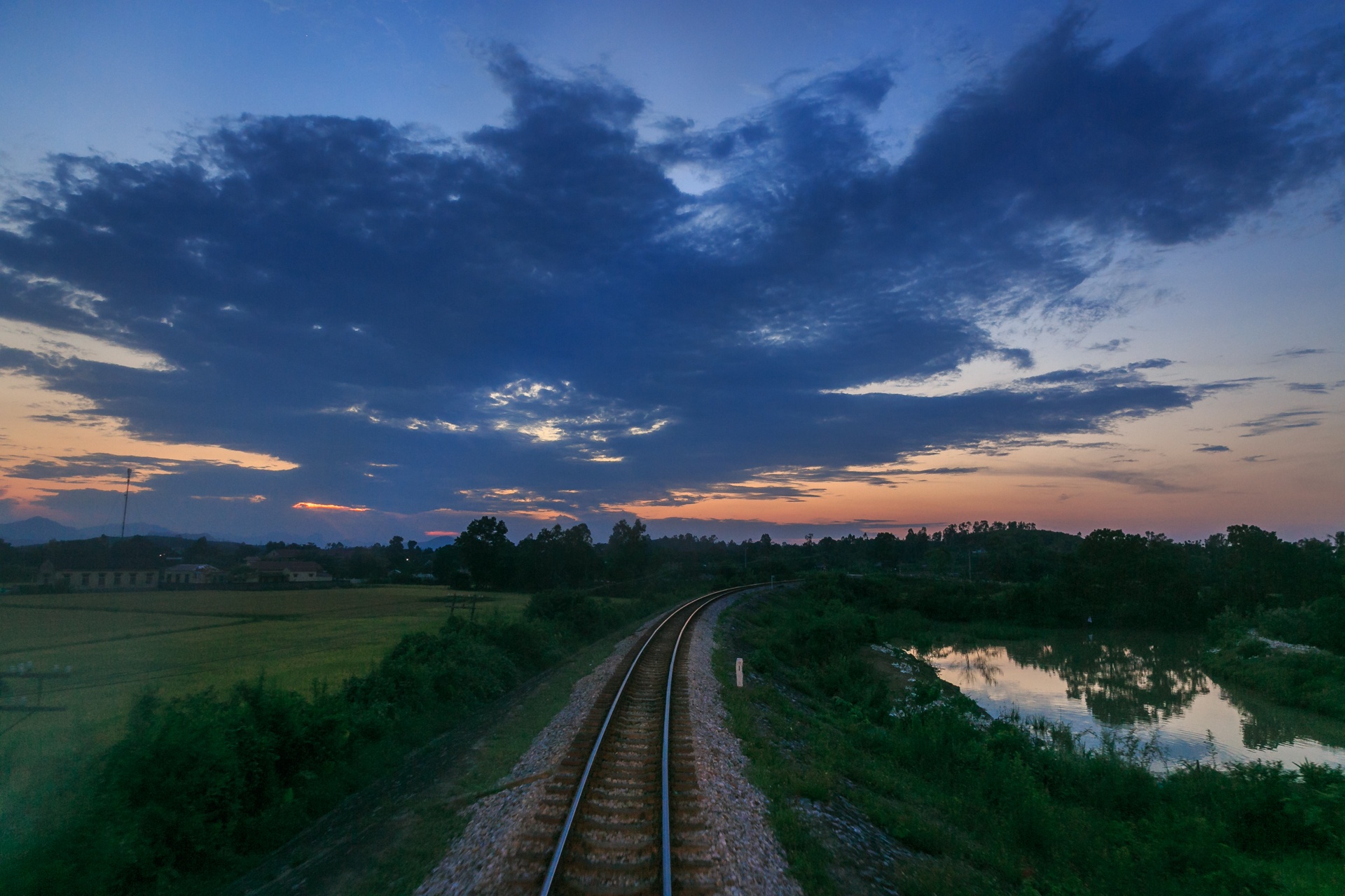 cuộc sống bên trong cabin đầu máy tàu hỏa ảnh 15 cuoc song ben trong cabin dau may tau hoa anh 15