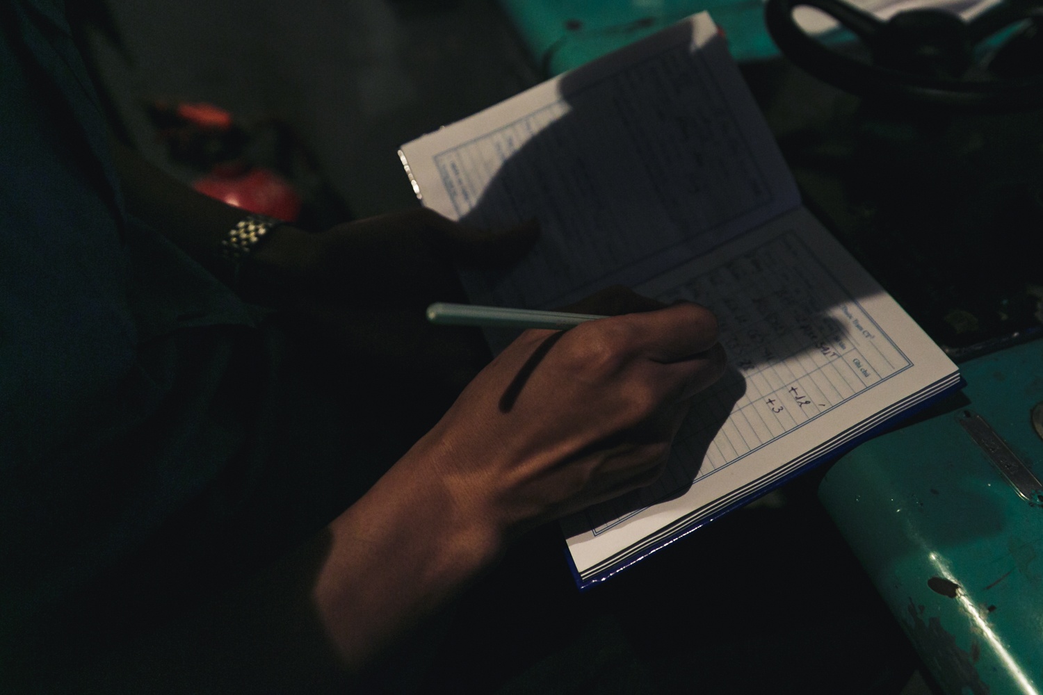 cuoc song ben trong cabin dau may tau hoa anh 36