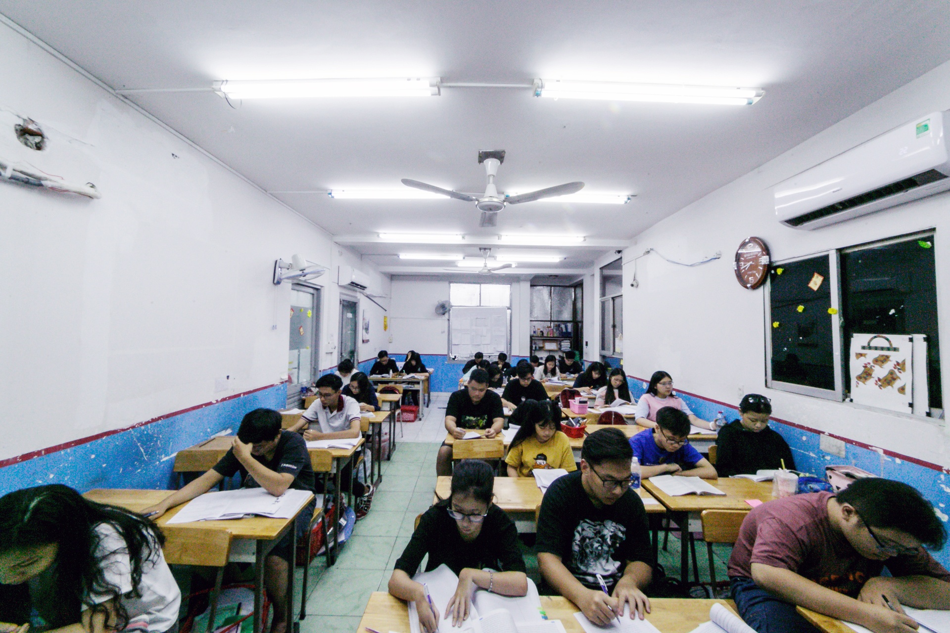 sĩ tử ráo riết ôn luyện cho kì thi THPT quốc gia ảnh 5 si tu rao riet on luyen cho ki thi THPT quoc gia anh 5