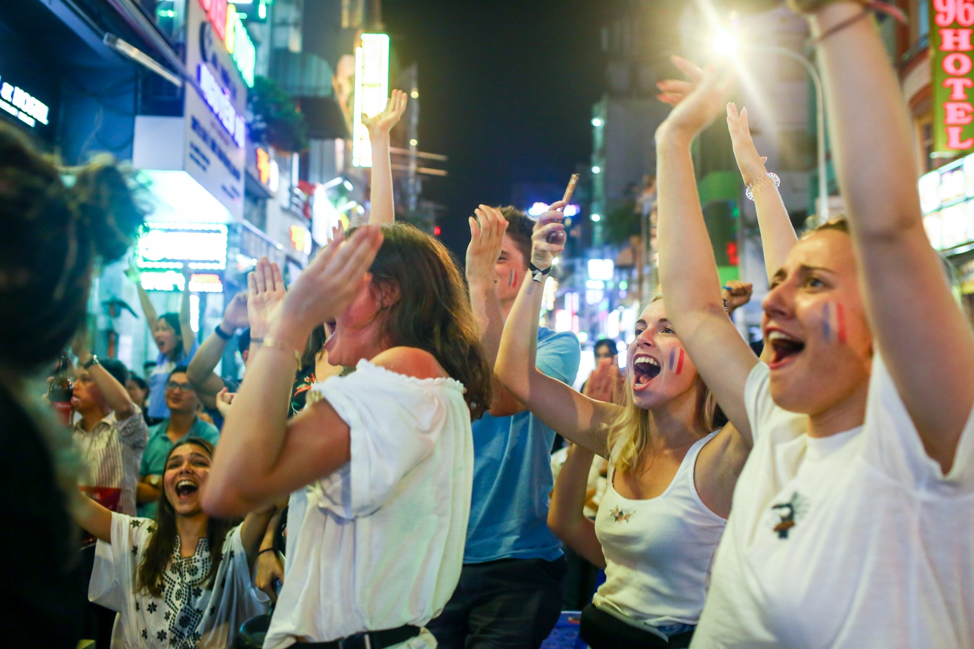 co dong vien phap vo oa chien thang o pho Tay Sai Gon anh 5