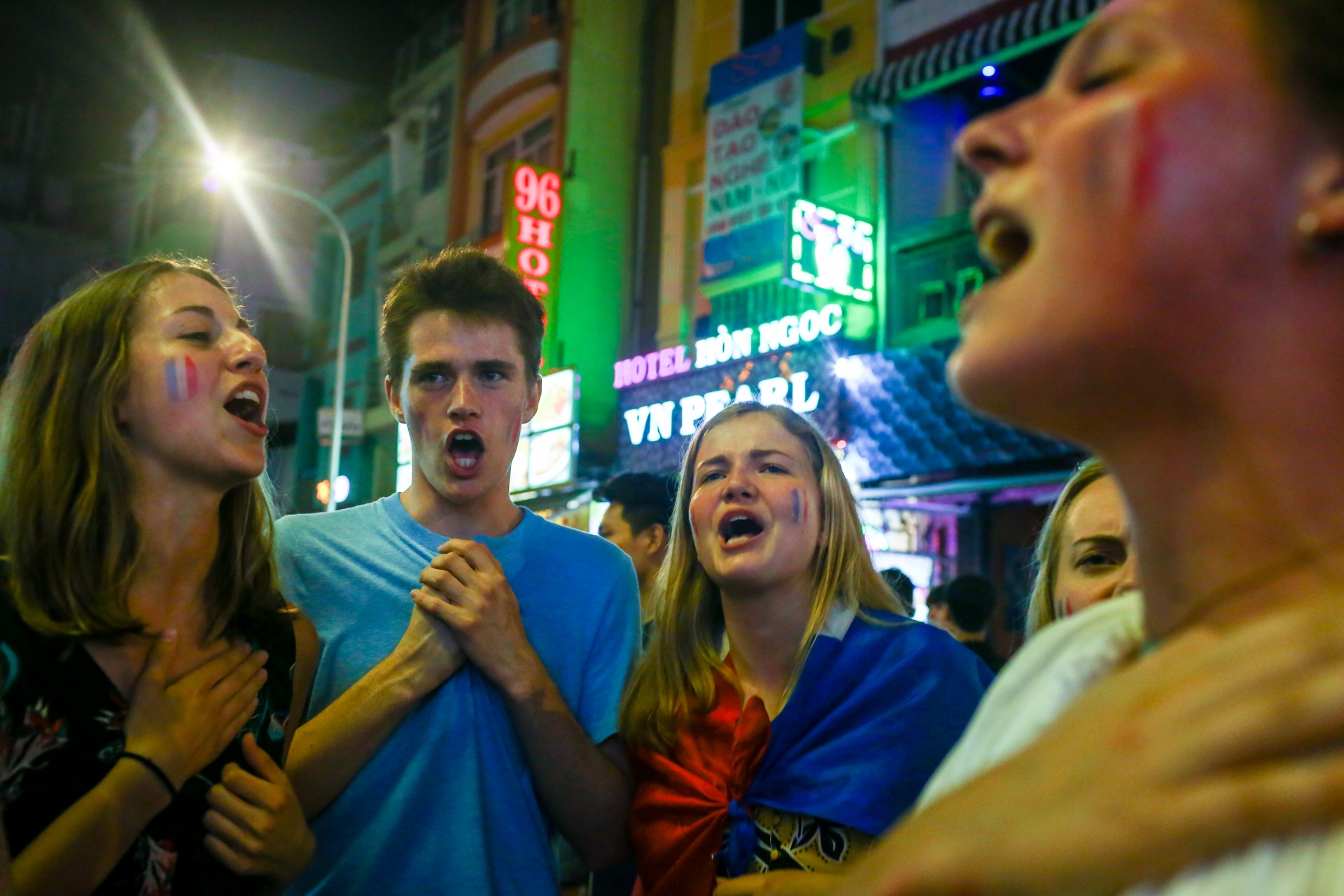 co dong vien phap vo oa chien thang o pho Tay Sai Gon anh 9