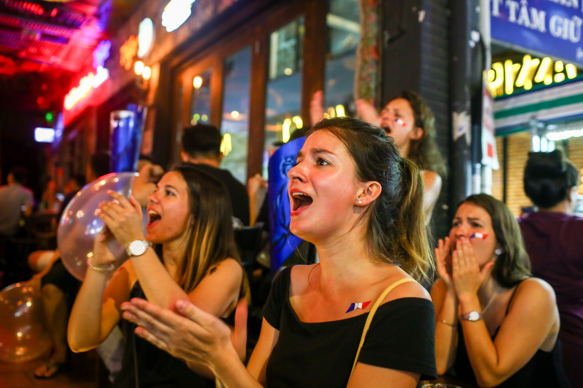 co dong vien phap vo oa chien thang o pho Tay Sai Gon anh 3
