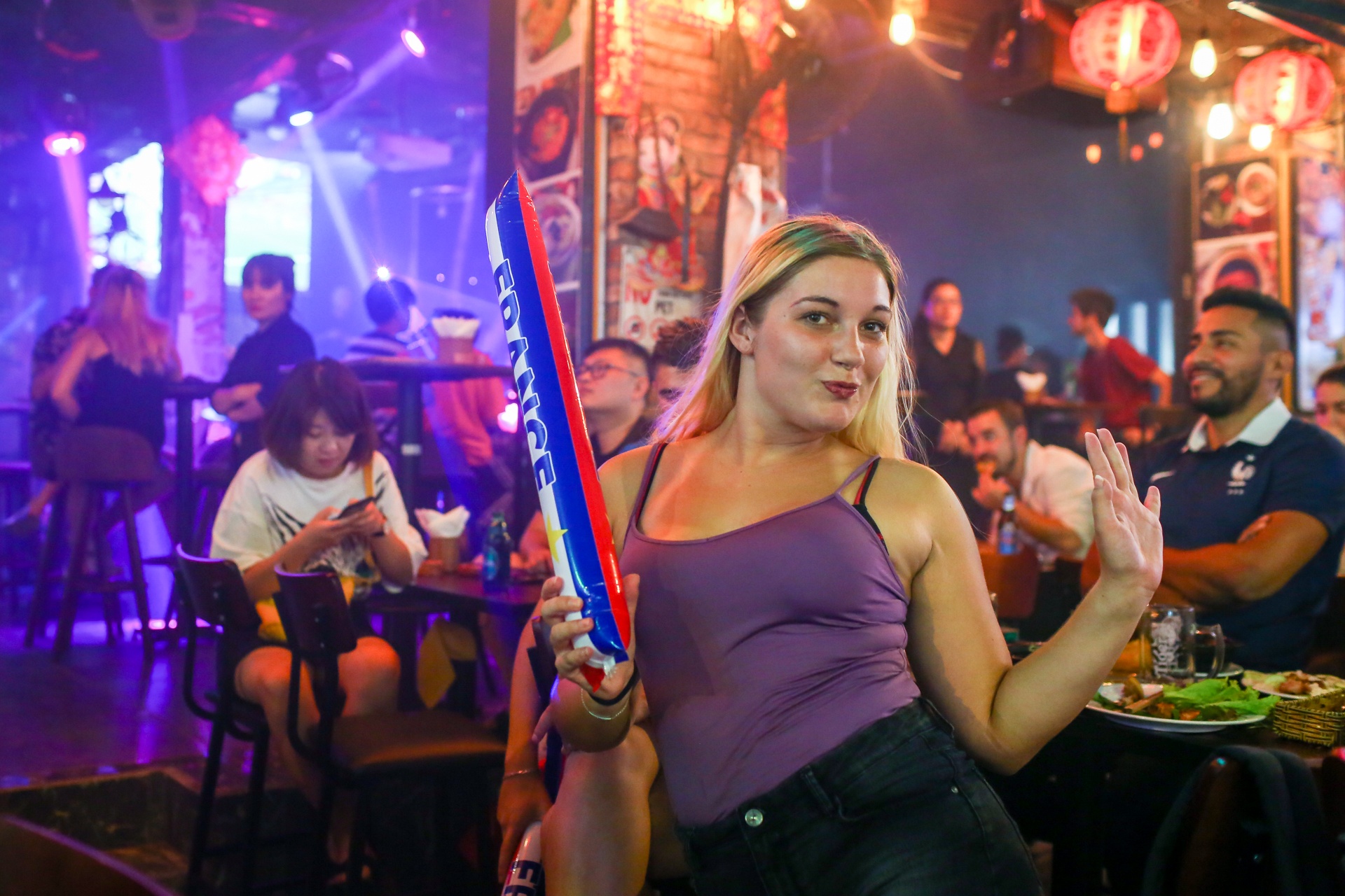 co dong vien phap vo oa chien thang o pho Tay Sai Gon anh 2