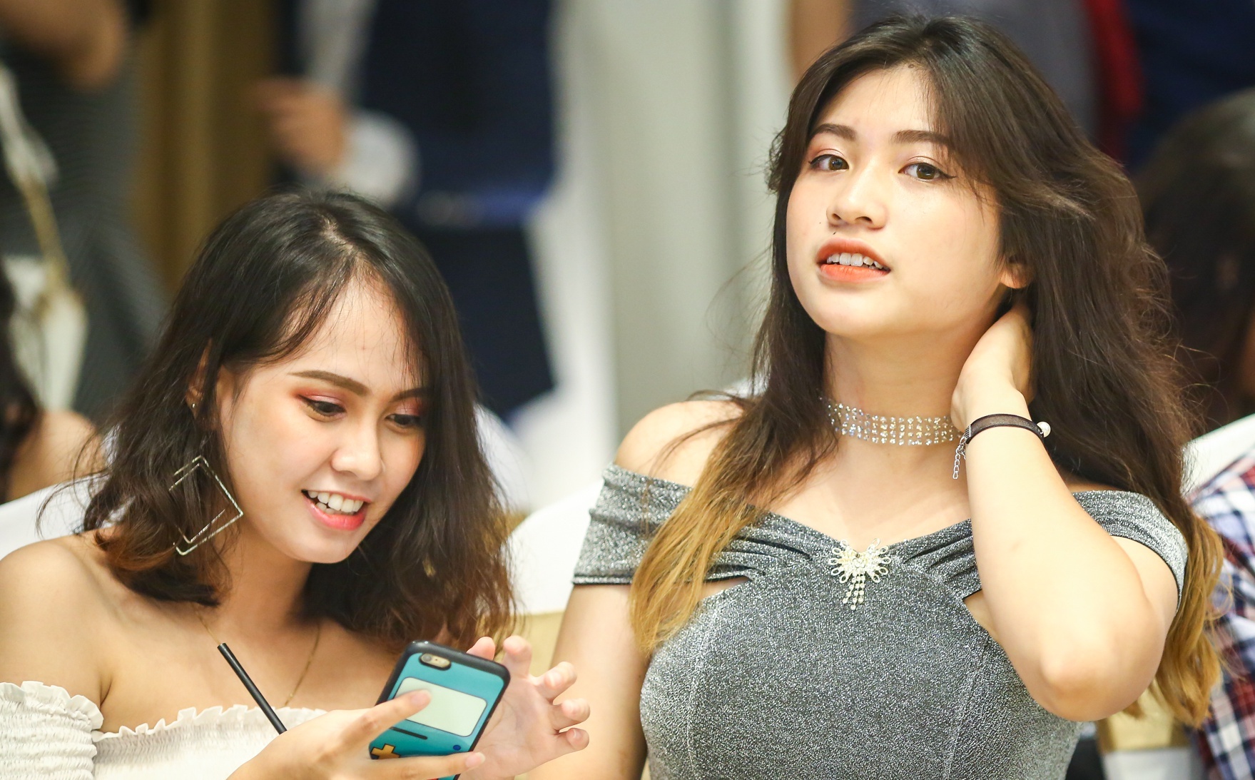 Nu sinh Sai Gon dien do xinh xan trong buoi da hoi cuoi cap hinh anh